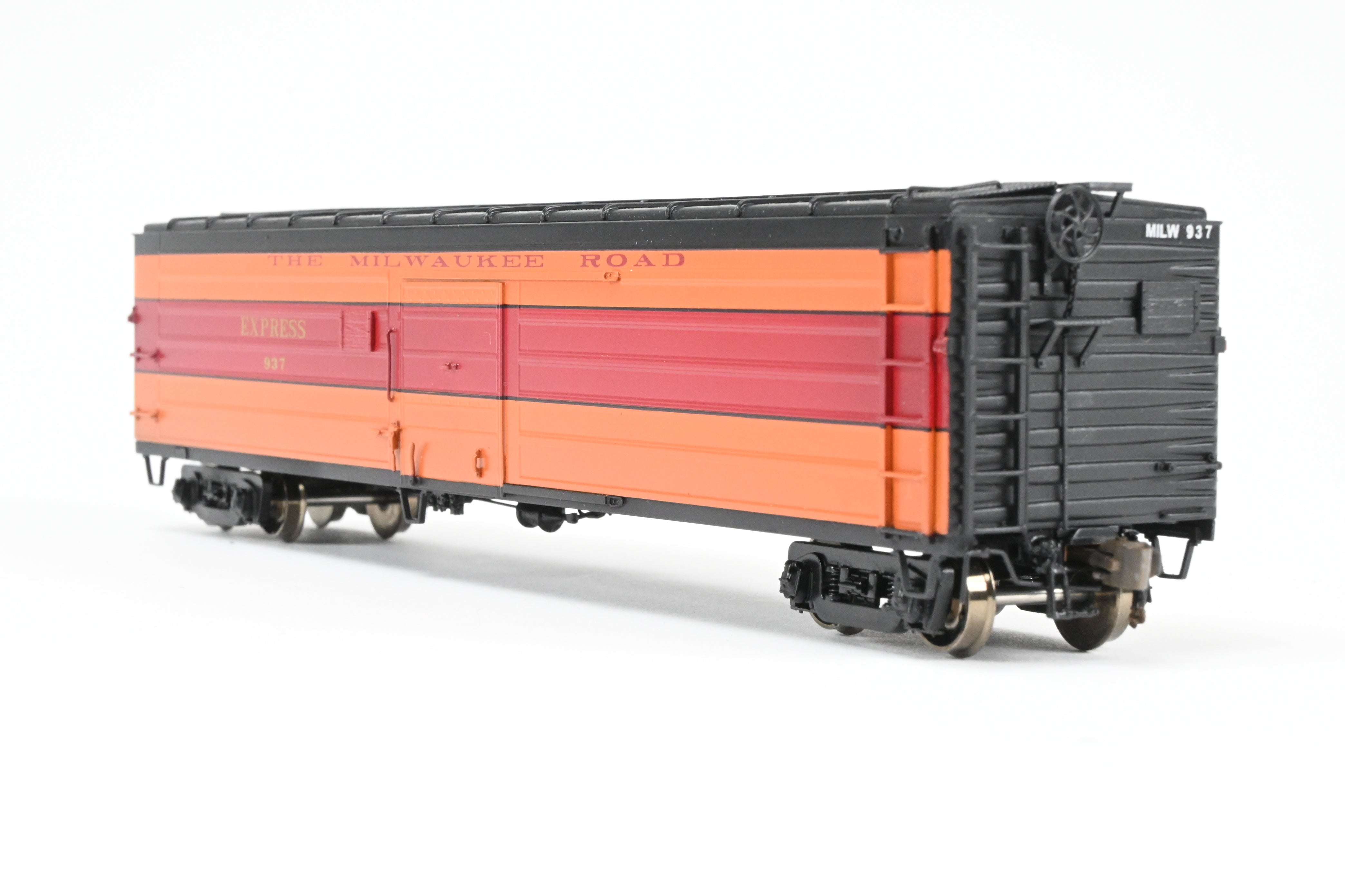 HO Scale Brass Model Railway Classics Milwaukee Road (MILW) 50-Foot Passenger Express Boxcar Factory Painted in 1952 Hiawatha Scheme with Road Number #937
