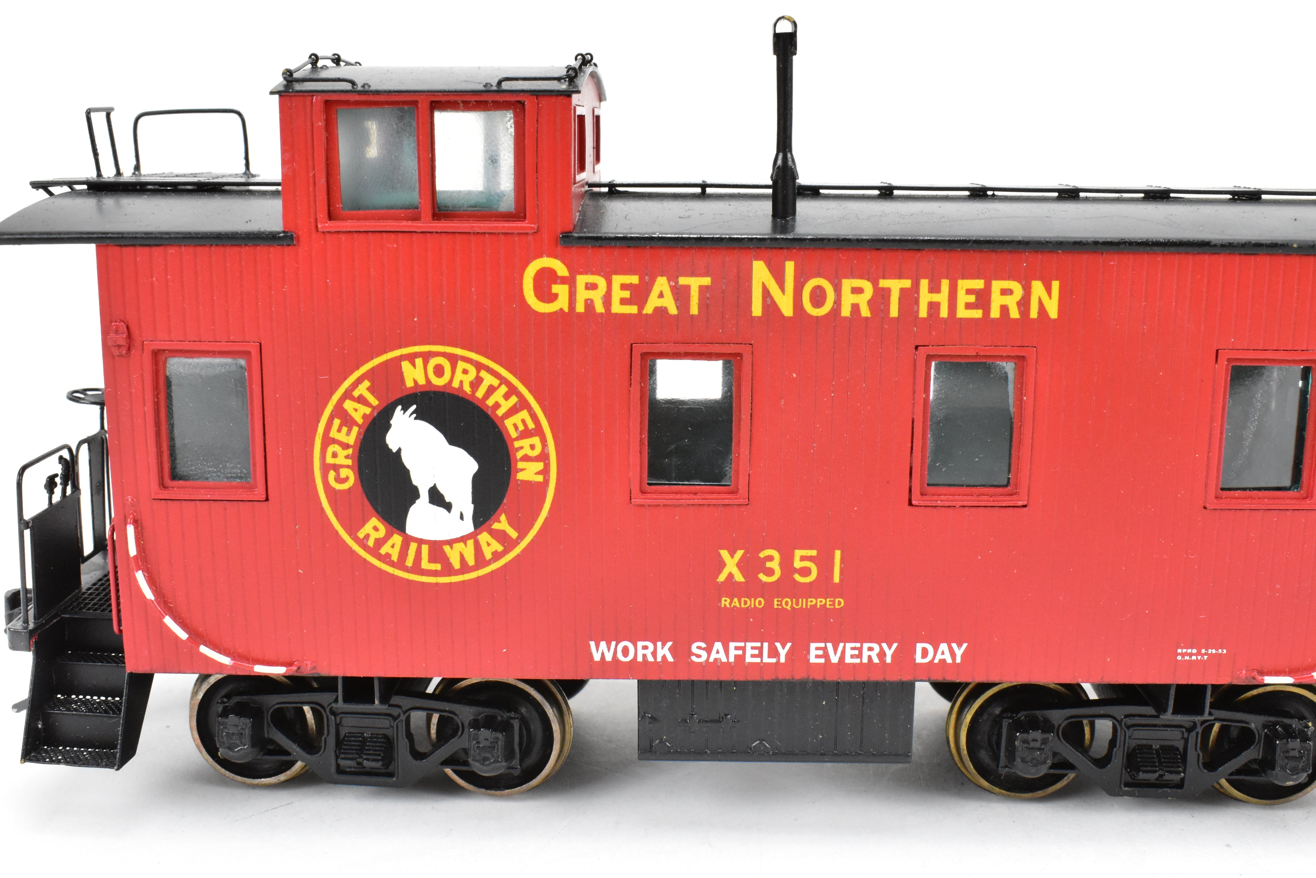 O Scale Oriental Limited Great Northern 25-Foot Wood Caboose CP #X351 with Slogan