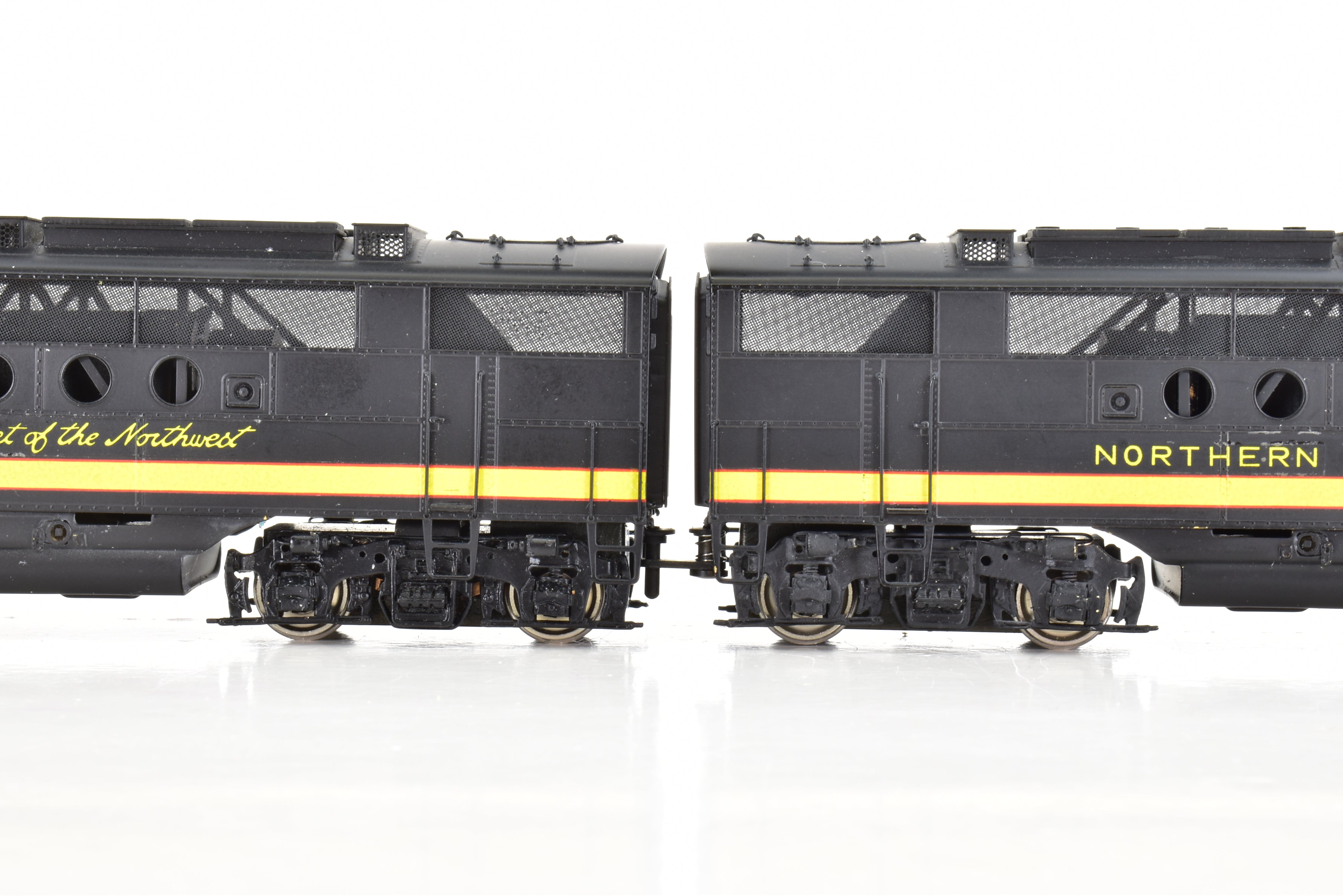 HO Scale Brass Hallmark Models NP - Northern Pacific EMC FT A/B Powered Factory - Painted Set