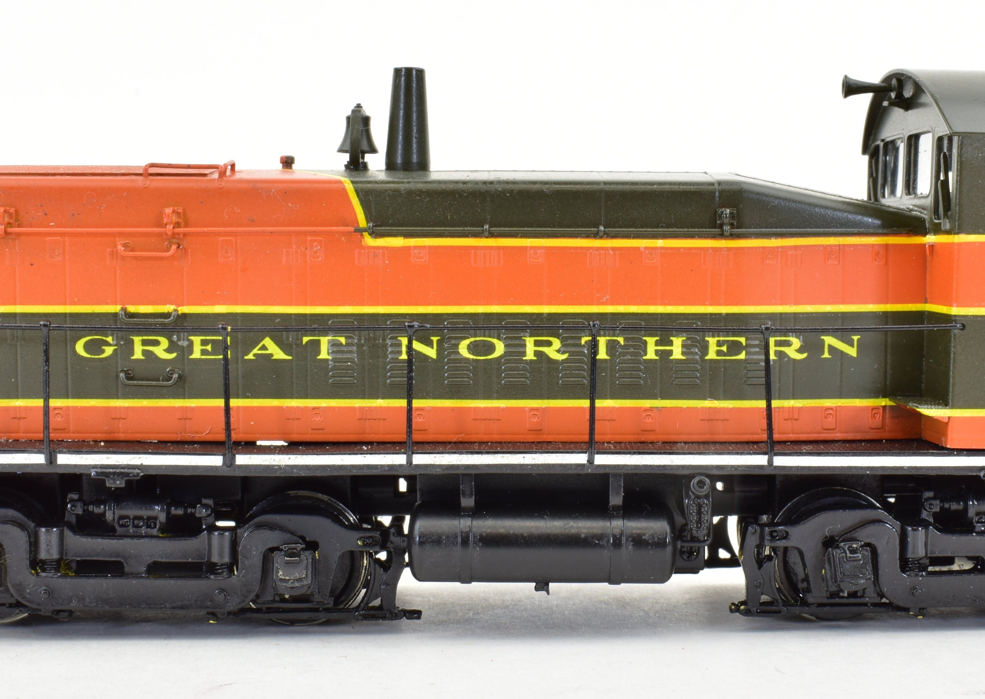 HO Scale Brass Great Northern EMD SW-8 800HP Pro-Painted Switcher by Oriental Limited