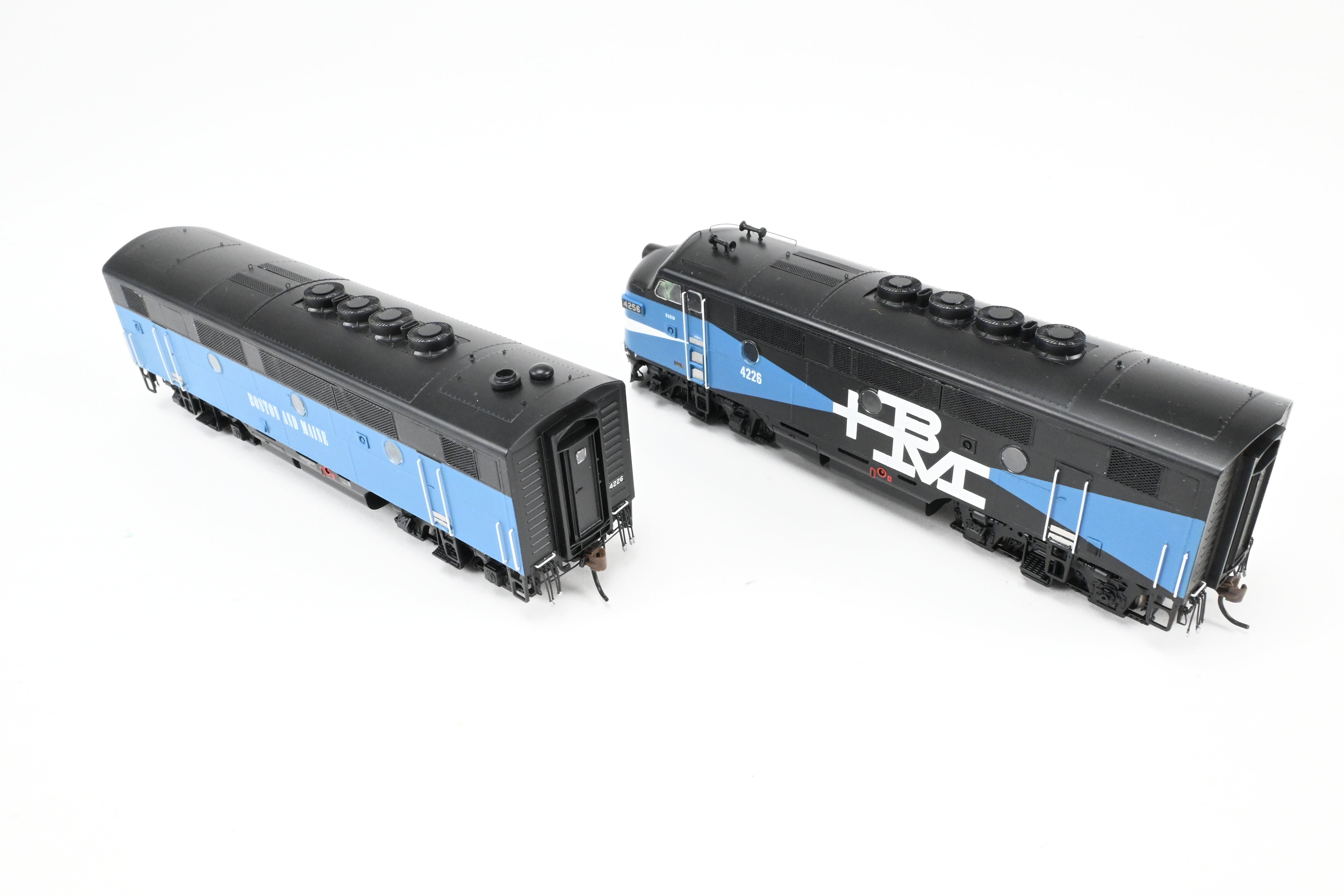 Athearn Genesis B&M Boston & Maine EMD F2-A/F2-B Passenger Set with Tsunami2 DCC & Sound