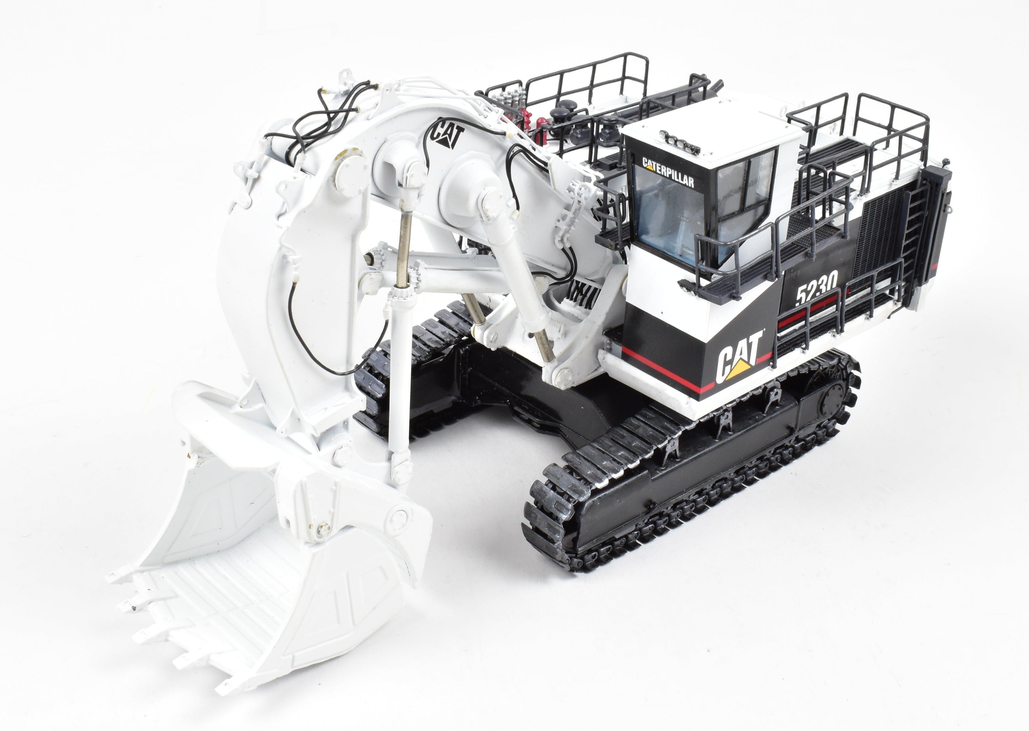 High - Quality HO Scale Brass Construction Caterpillar 5230 Front Shovel Mining Model in Classic White Color for Collectors