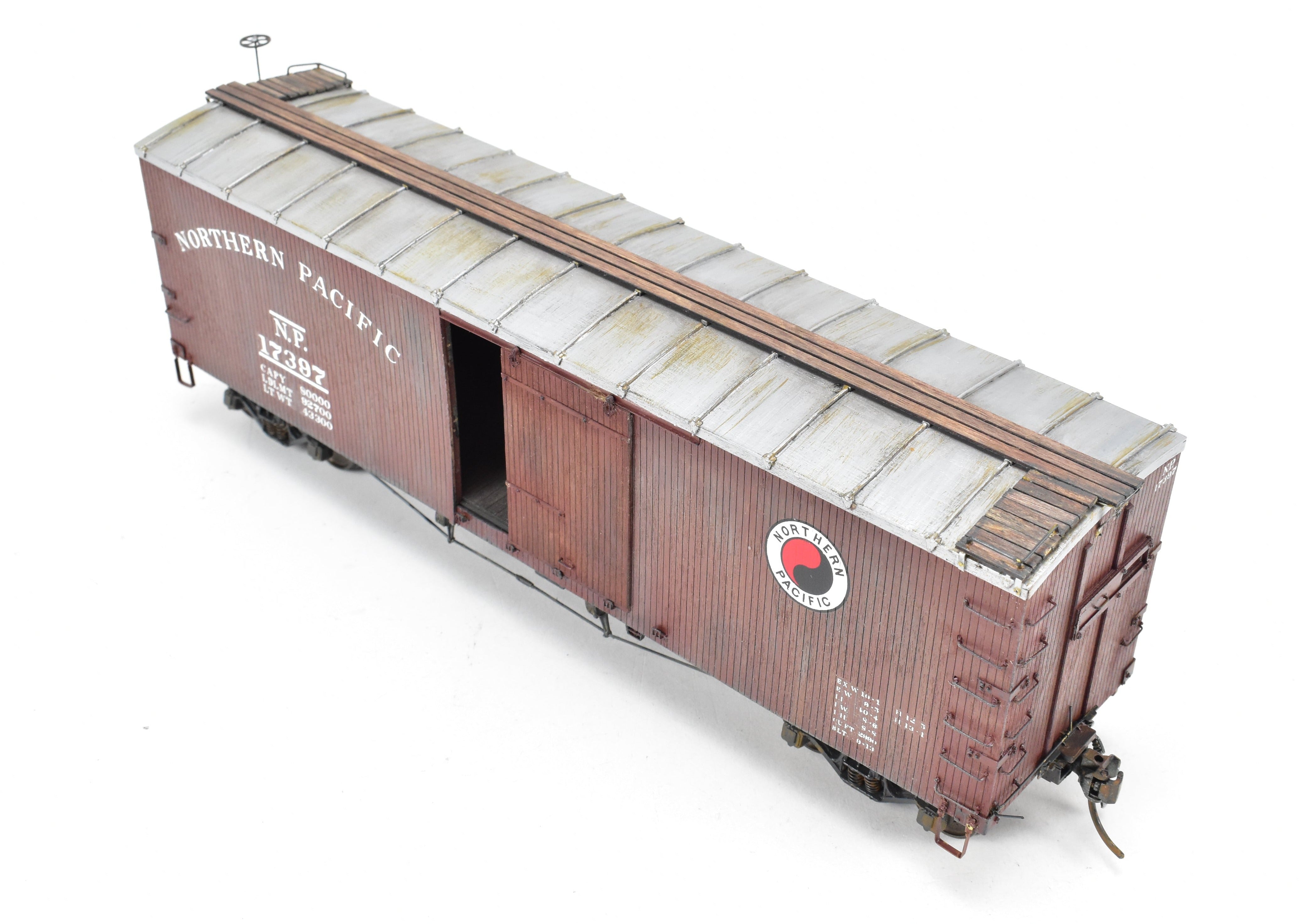 O Scale Pro - Built & Painted Northern Pacific 40' Truss Rod Boxcar Kit 403220