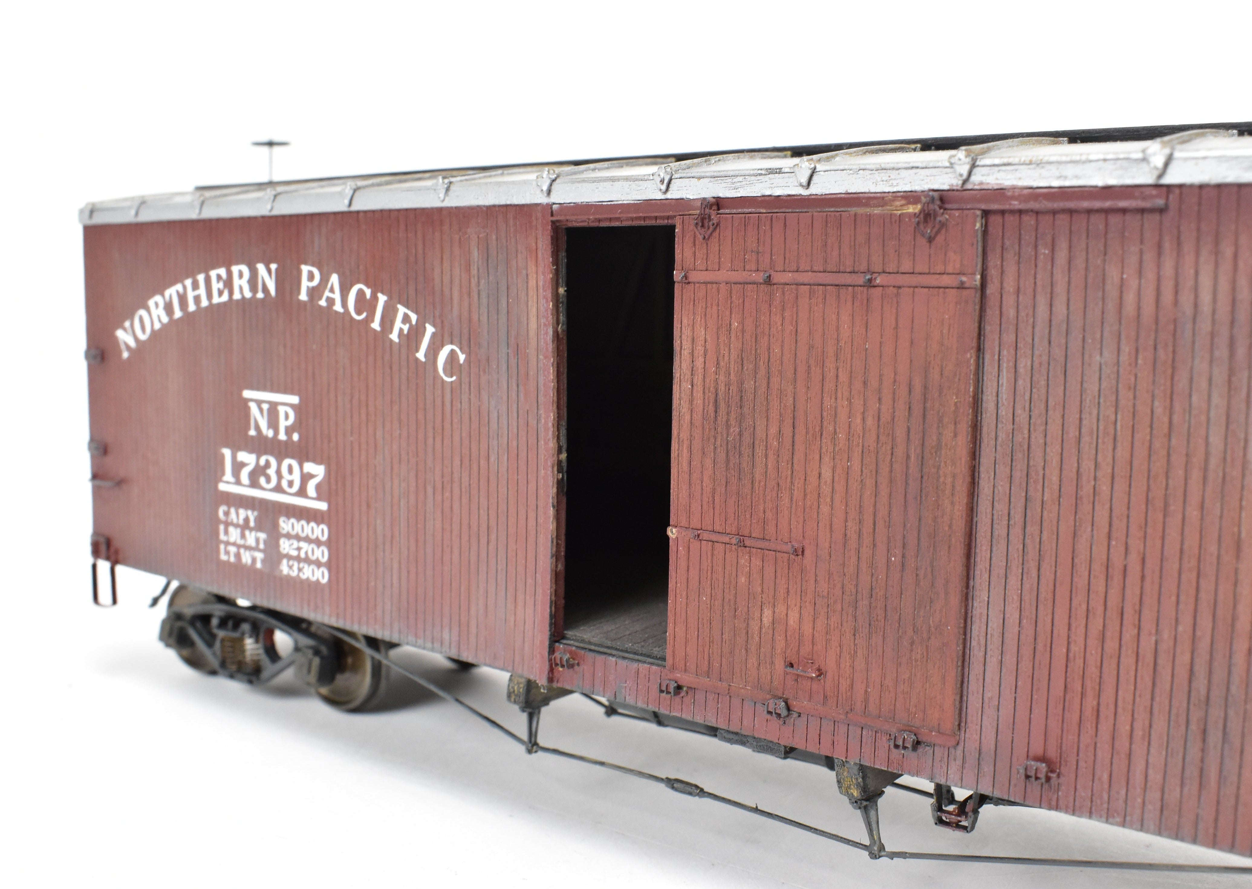 O Scale Pro - Built & Painted Northern Pacific 40' Truss Rod Boxcar Kit 403220