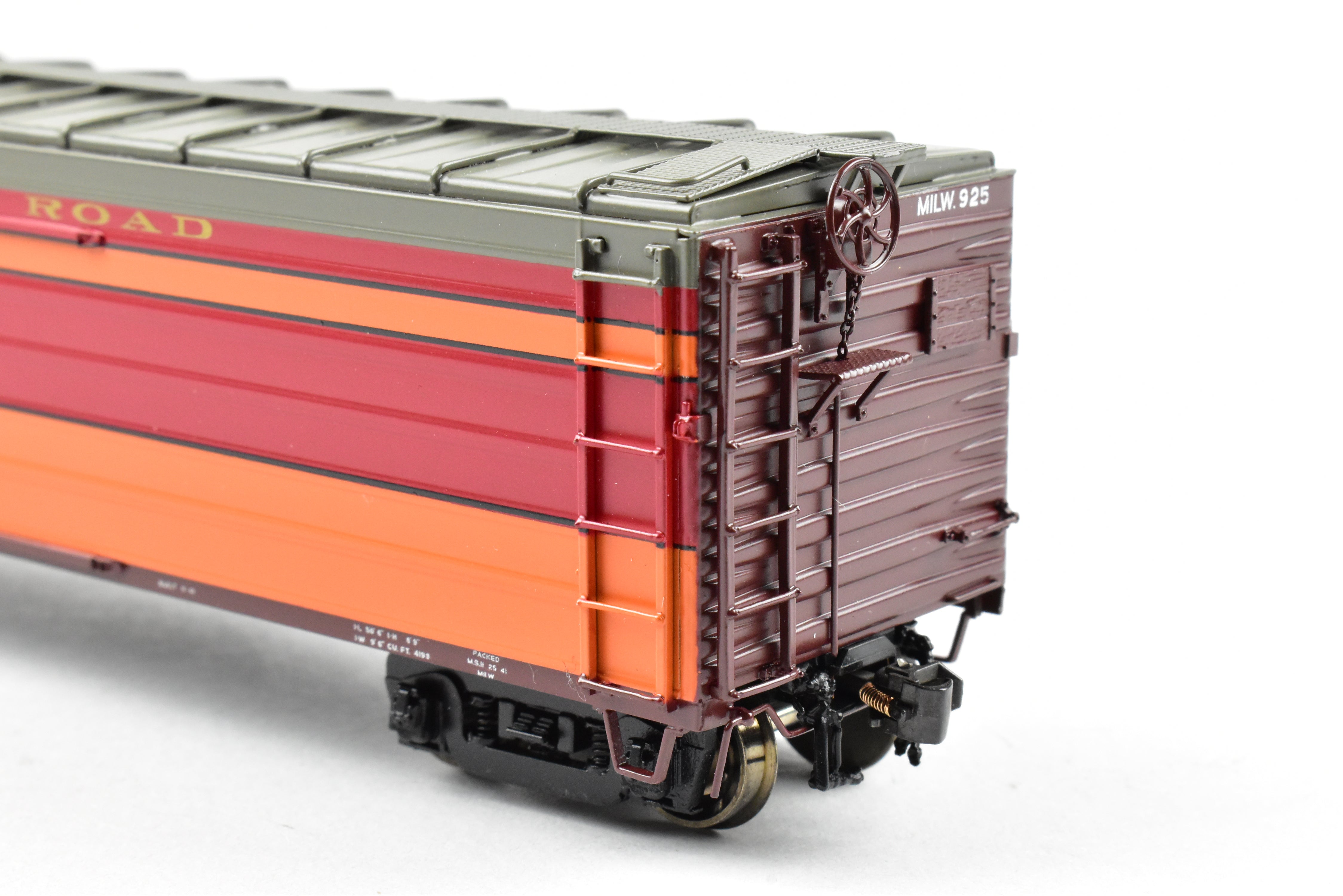 High - Quality HO Scale Brass Railway Classics MILW - Milwaukee Road 50 - Foot Passenger Express Boxcar with 1948 Factory Paint Scheme and Road Number #925