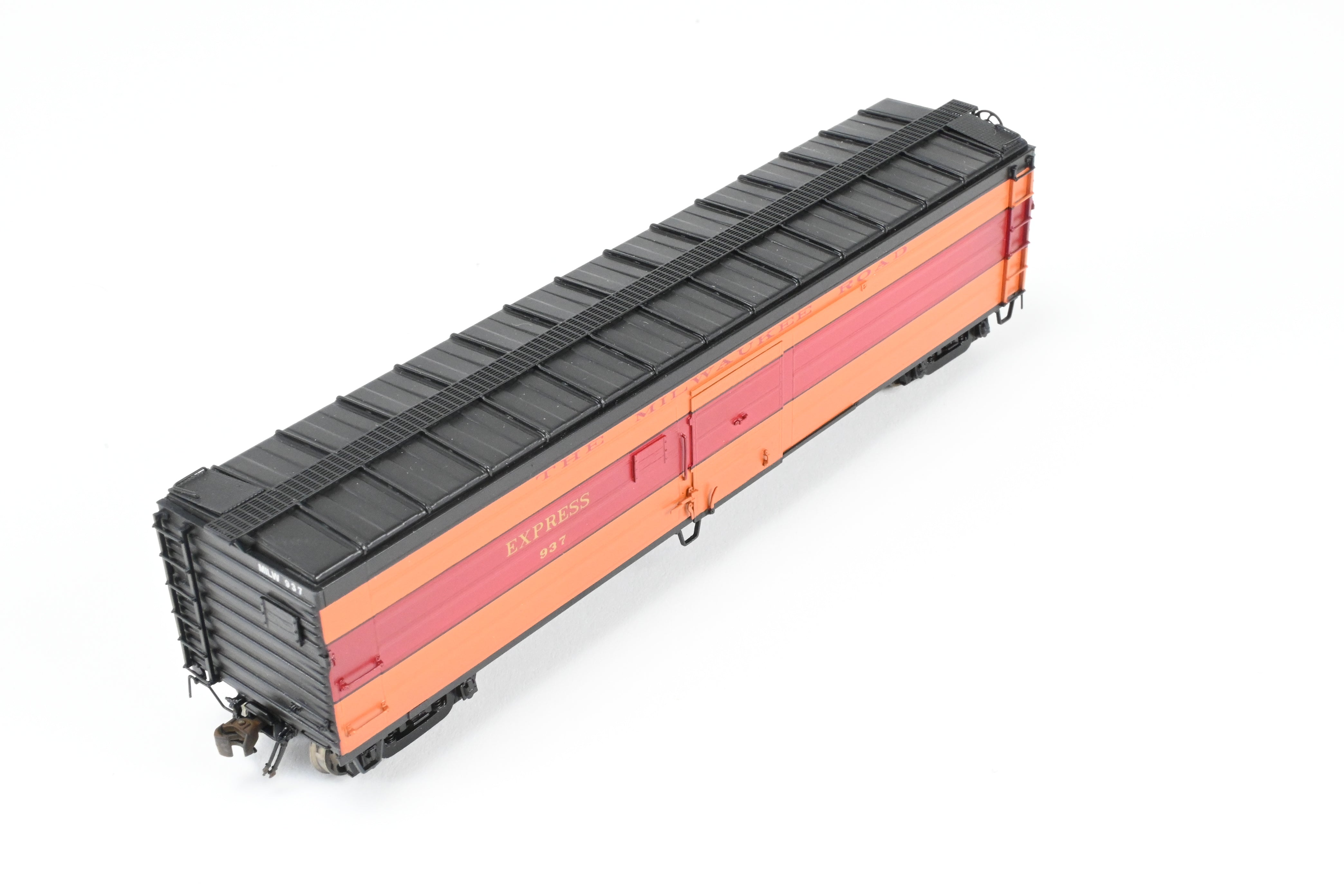 HO Scale Brass Model Railway Classics Milwaukee Road (MILW) 50-Foot Passenger Express Boxcar Factory Painted in 1952 Hiawatha Scheme with Road Number #937
