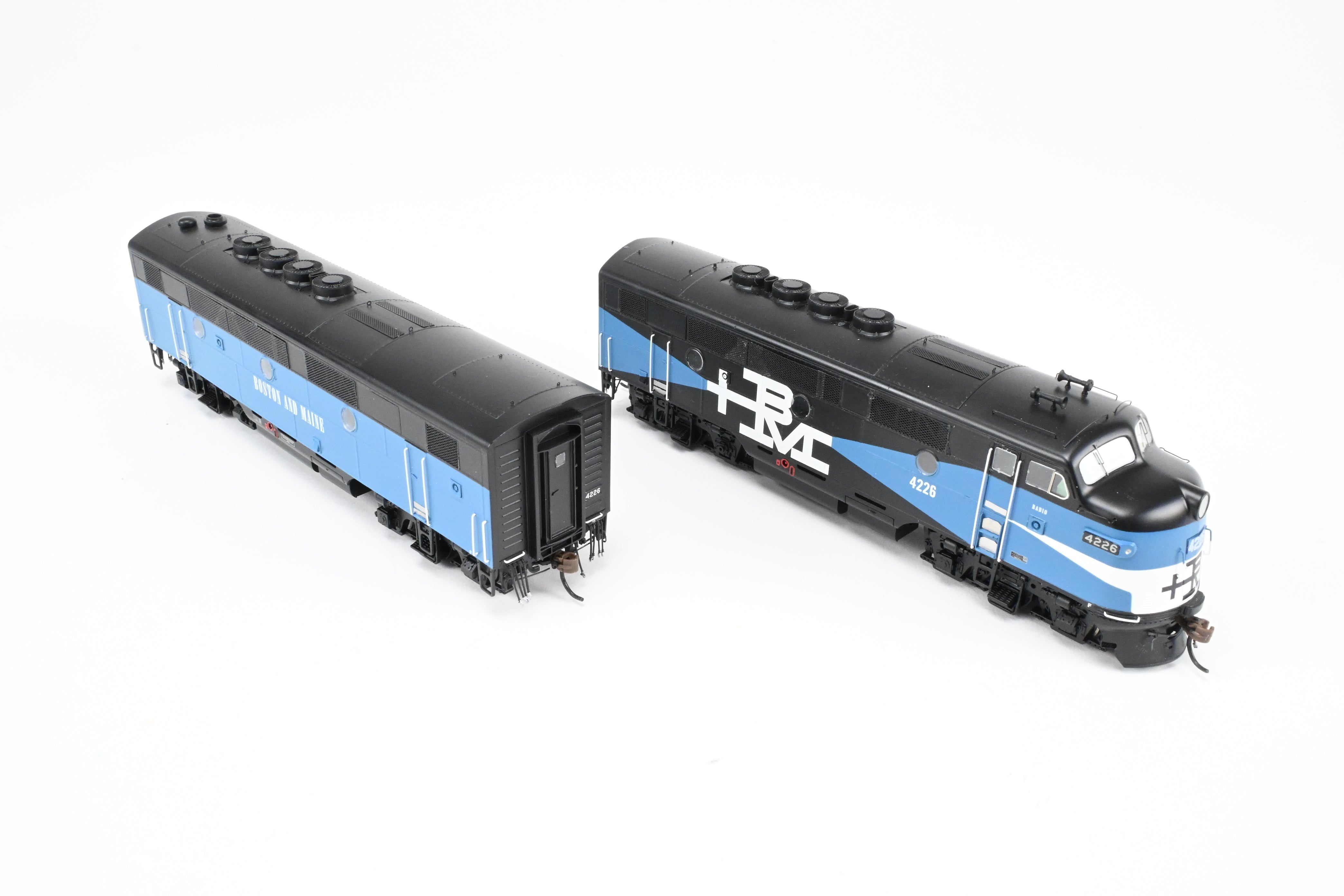 Athearn Genesis B&M Boston & Maine EMD F2-A/F2-B Passenger Set with Tsunami2 DCC & Sound