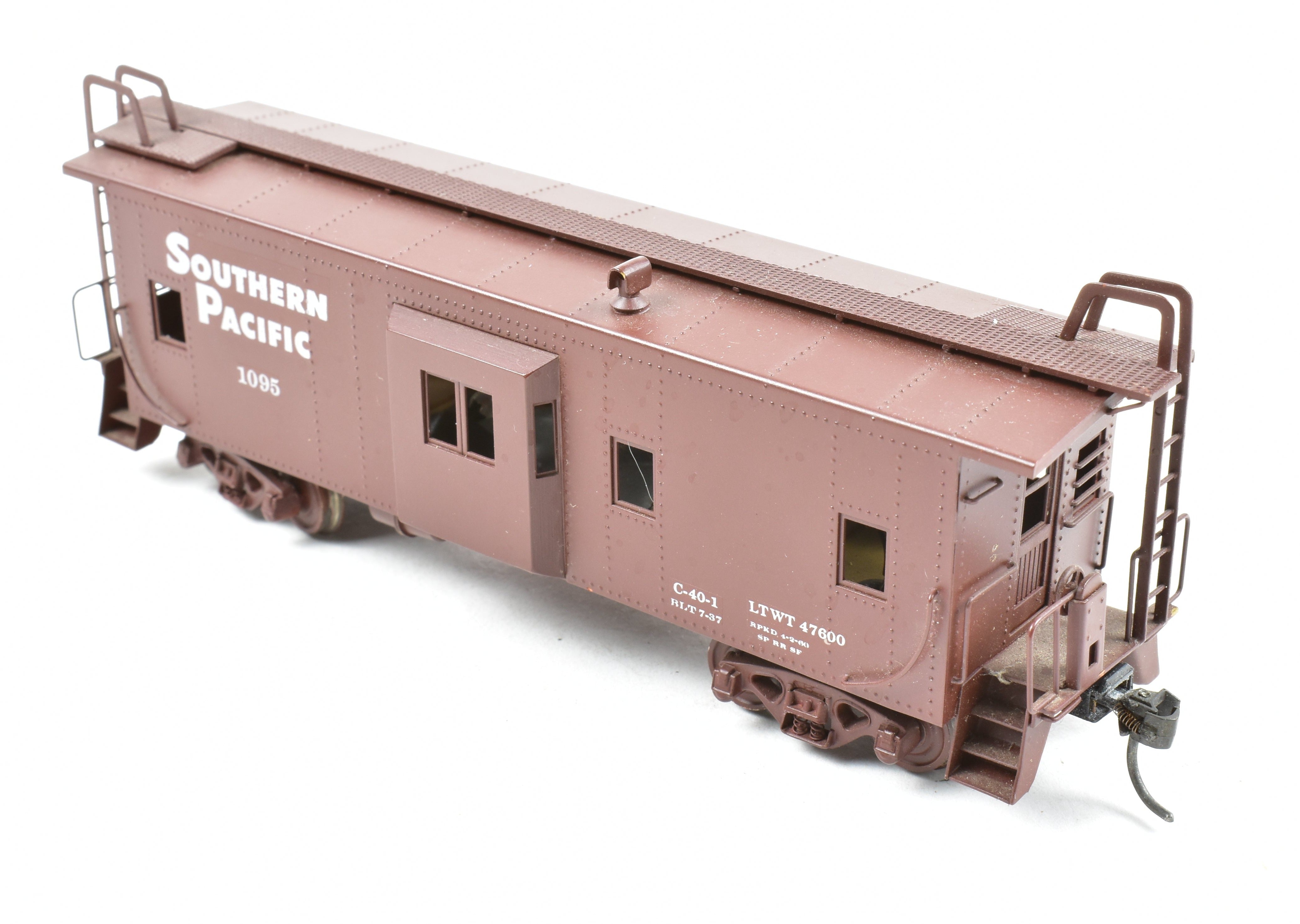 High - Quality HO Scale Brass Custom - Painted Southern Pacific Bay Window Caboose Model by Trains Inc.