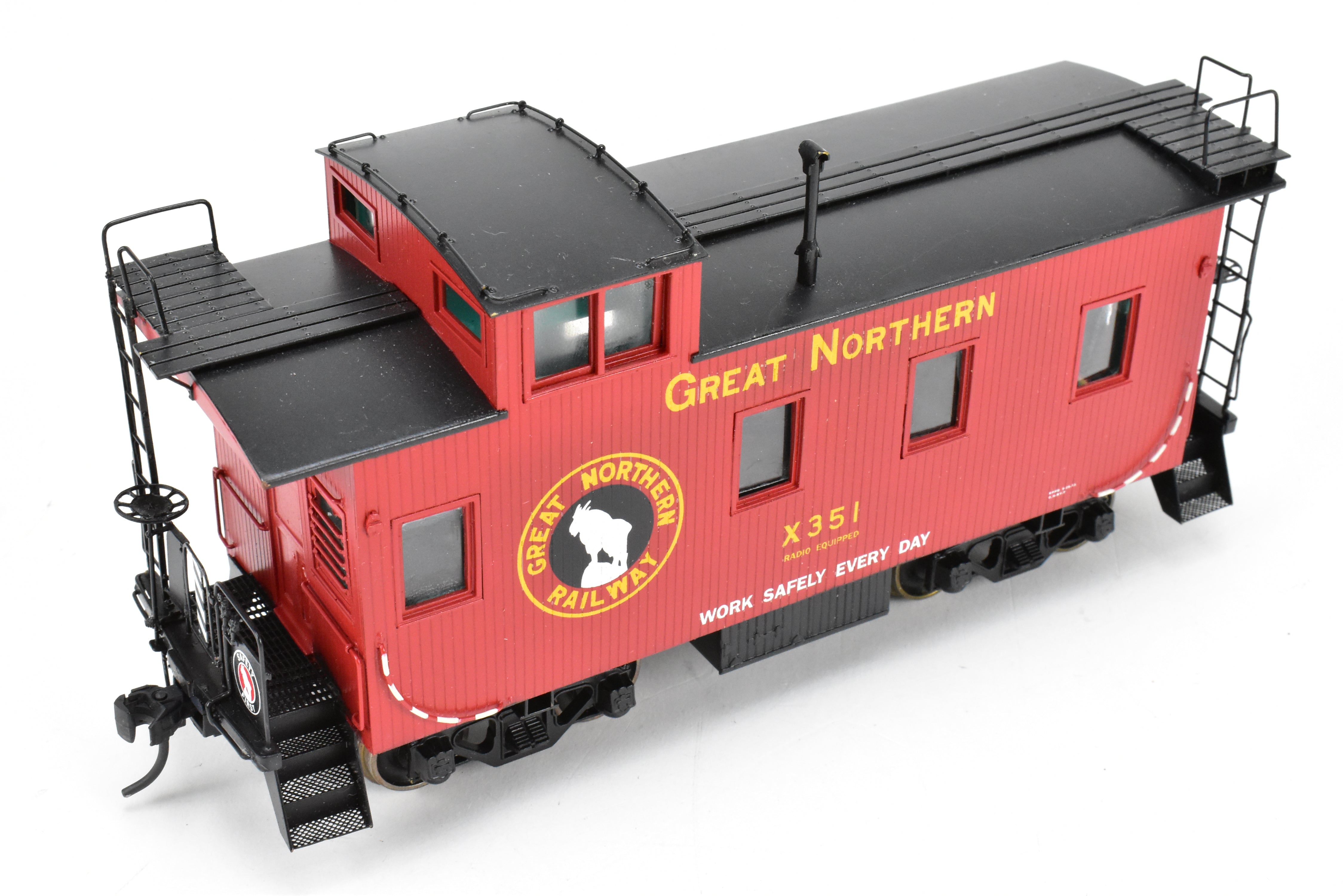 O Scale Oriental Limited Great Northern 25-Foot Wood Caboose CP #X351 with Slogan