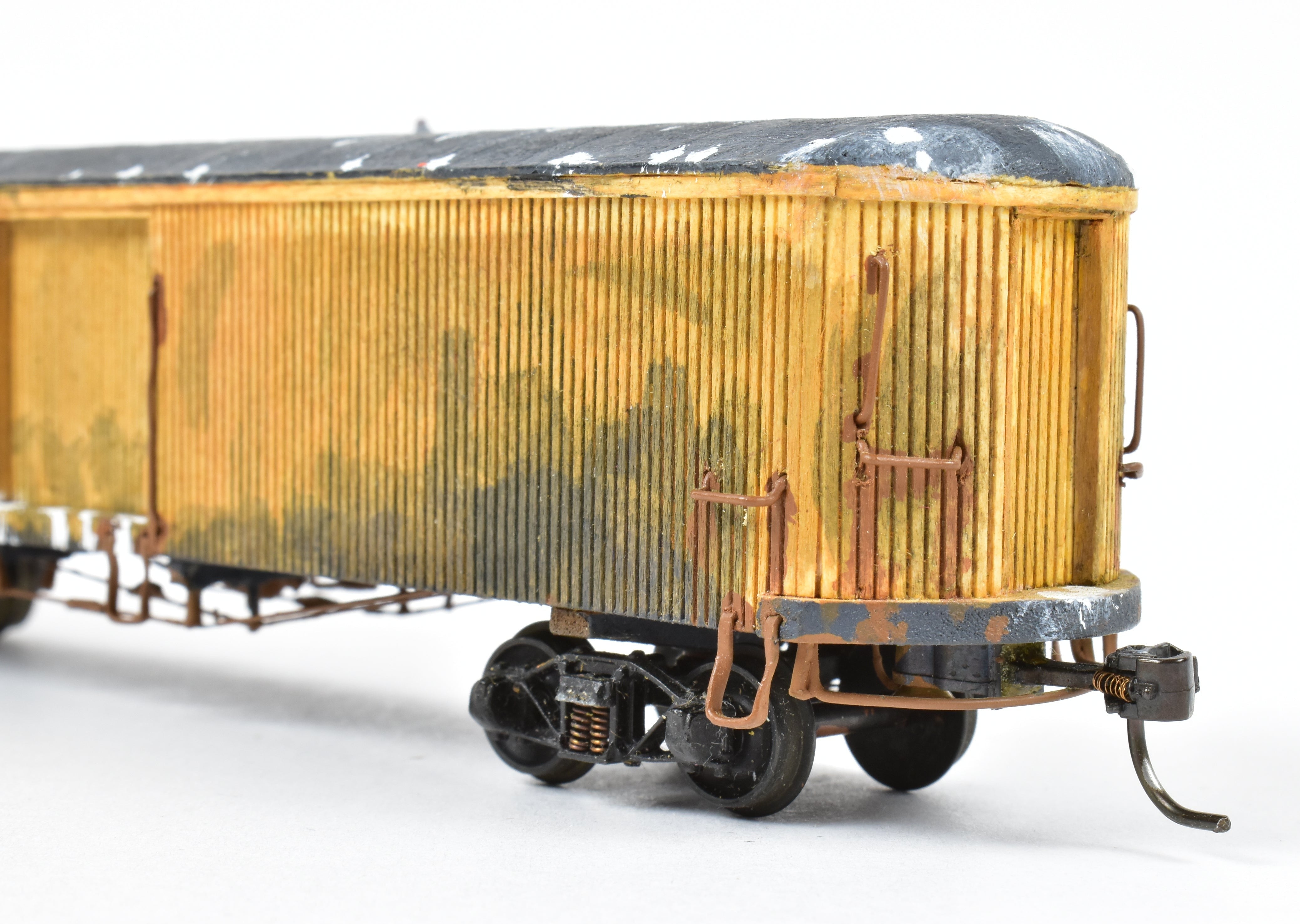 HO La Belle Woodworking Yellow #215 Fully Assembled Weathered Freight/Baggage Trailer