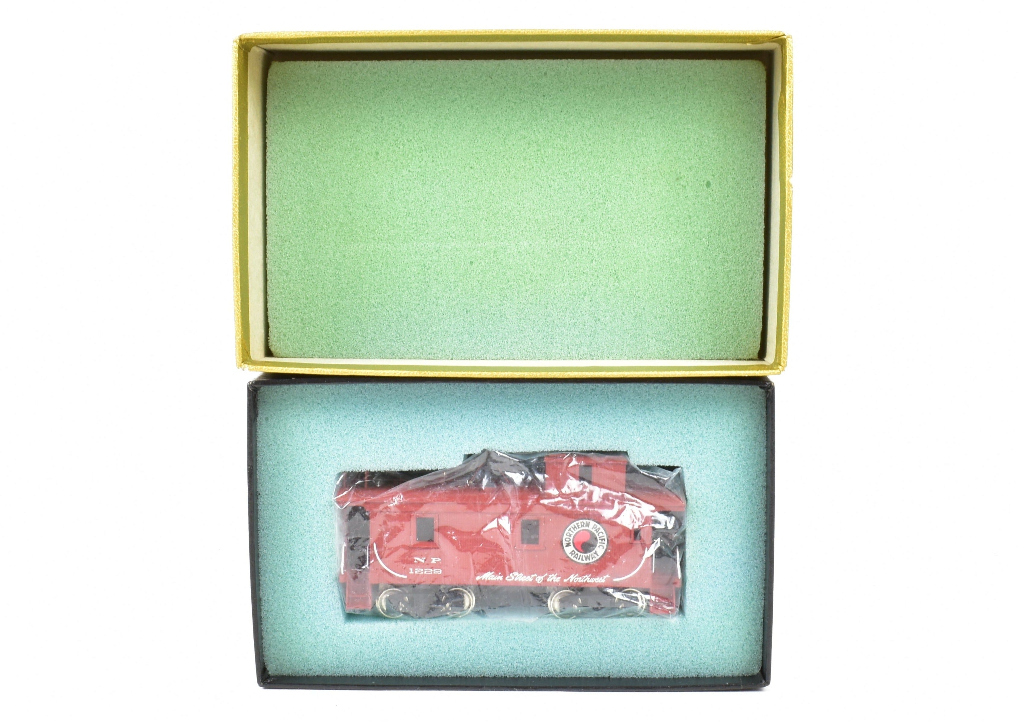 Custom Painted HO Scale Brass Wood Caboose Model of Northwest Short Line and Northern Pacific Railroads