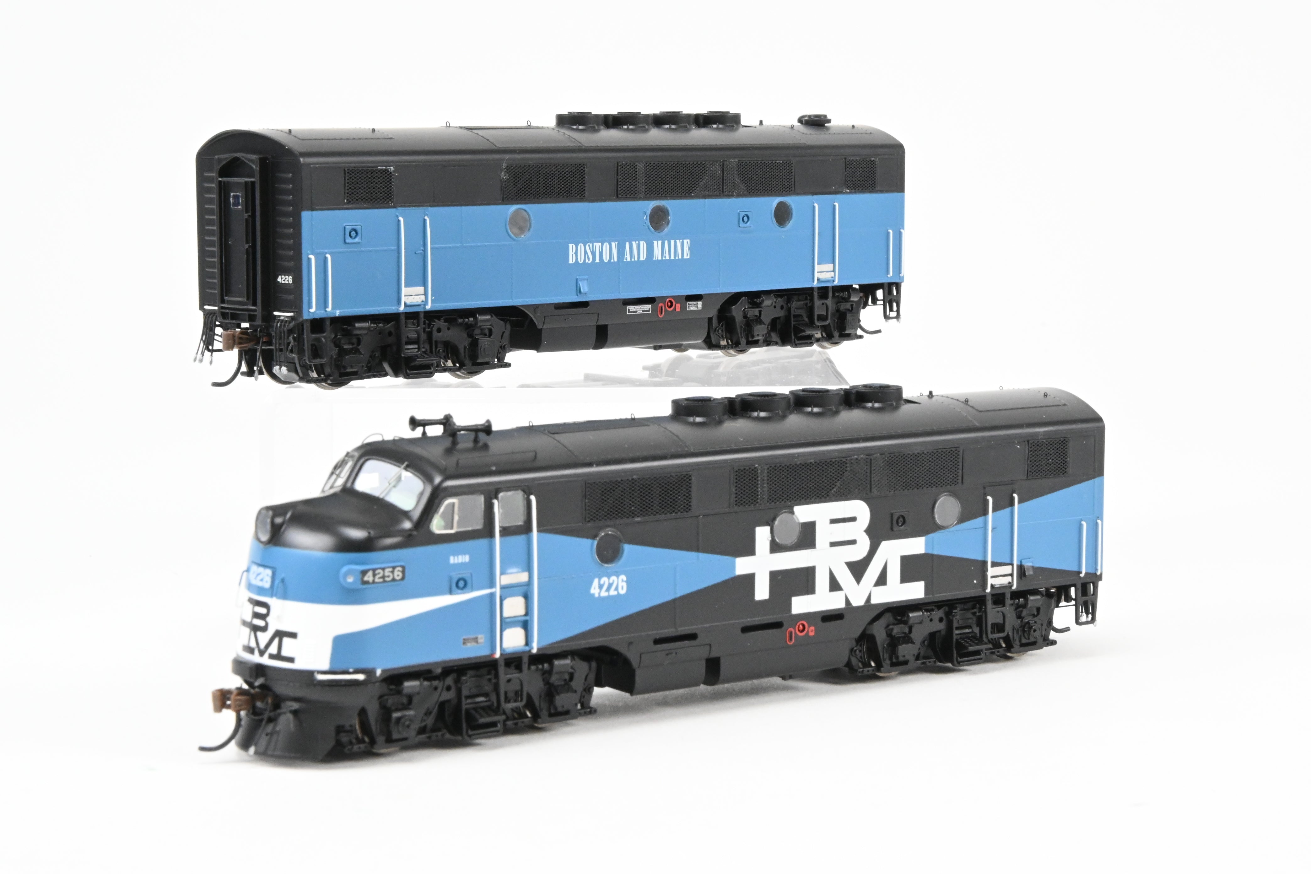 Athearn Genesis B&M Boston & Maine EMD F2-A/F2-B Passenger Set with Tsunami2 DCC & Sound