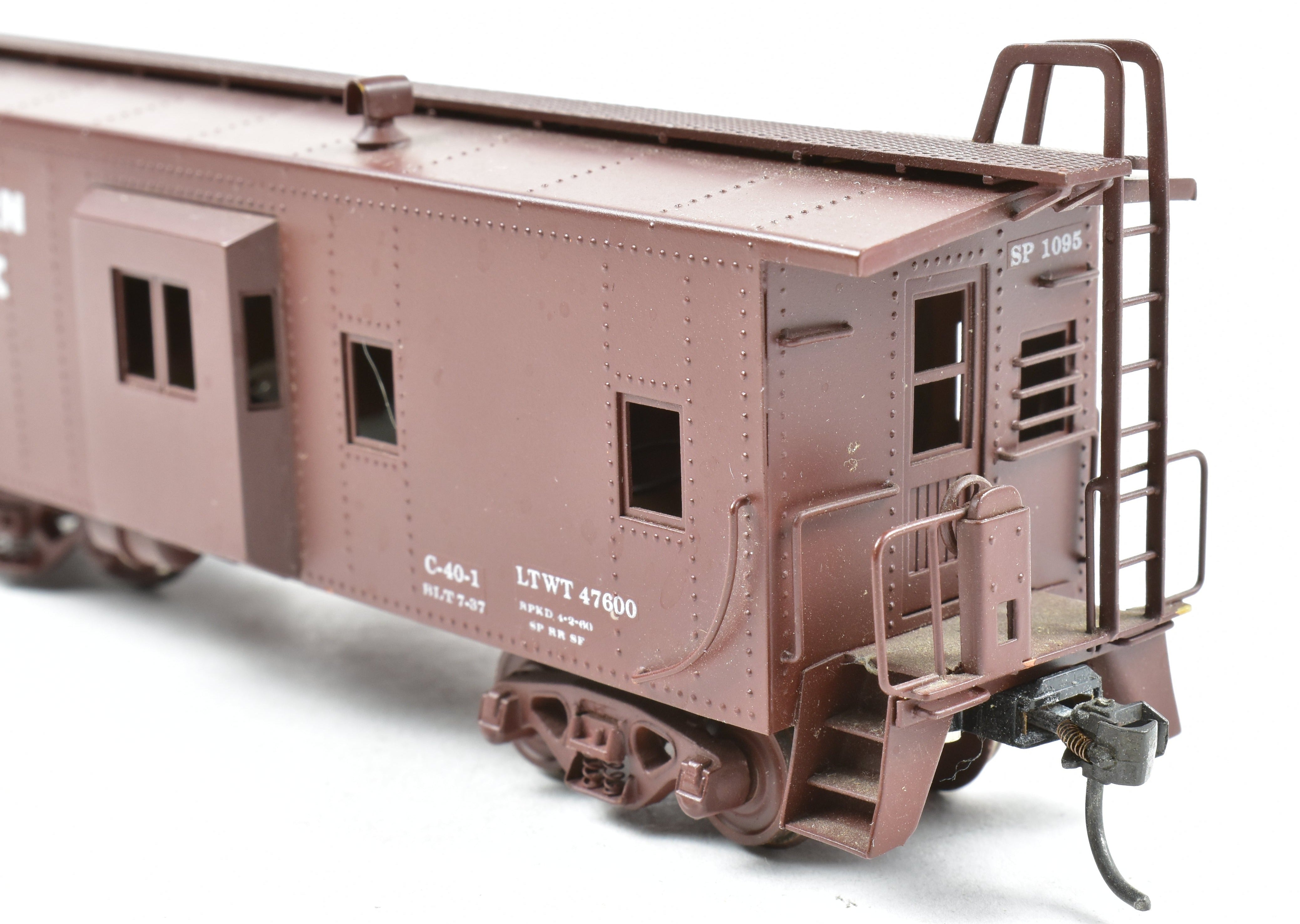 High - Quality HO Scale Brass Custom - Painted Southern Pacific Bay Window Caboose Model by Trains Inc.