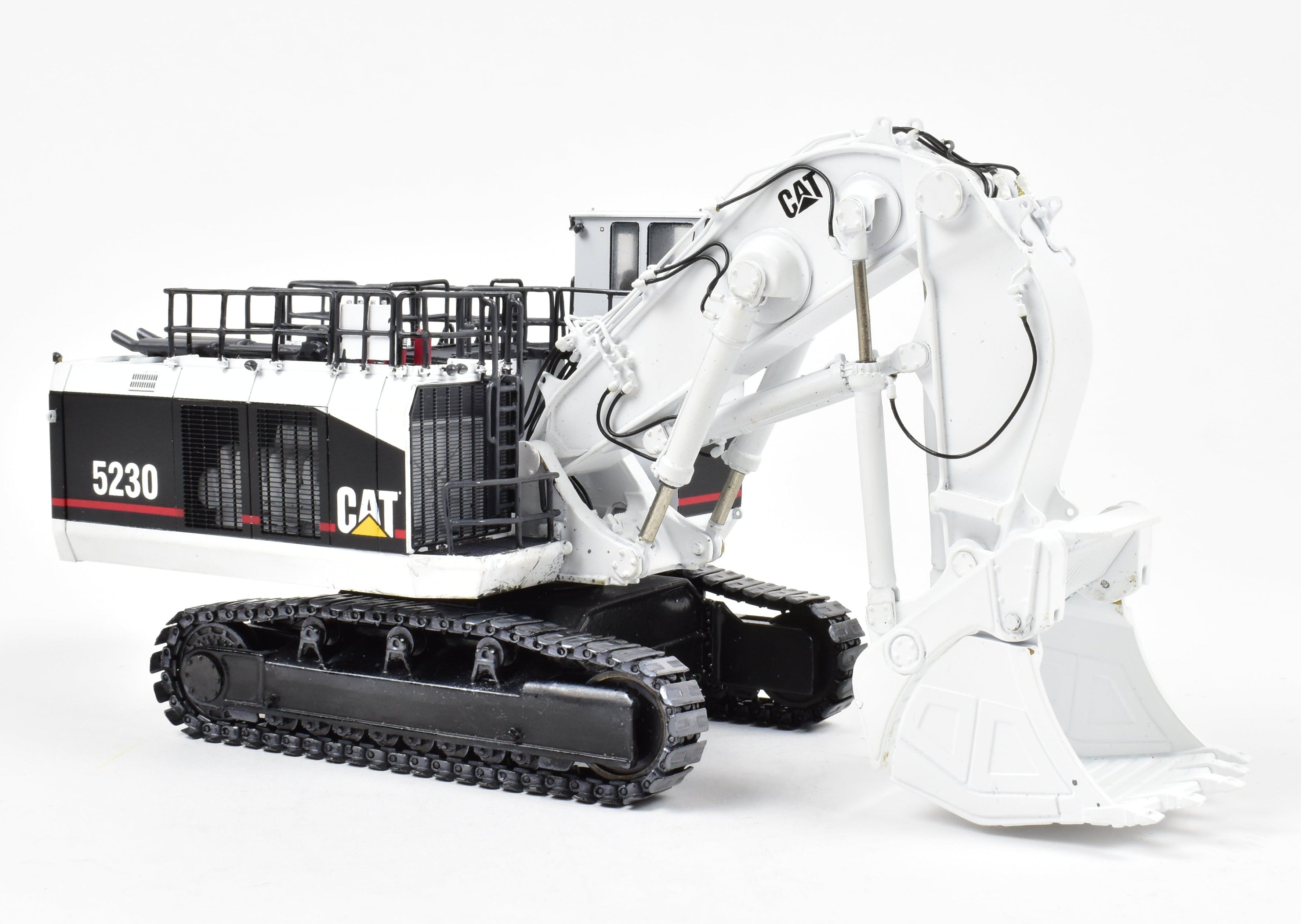 High - Quality HO Scale Brass Construction Caterpillar 5230 Front Shovel Mining Model in Classic White Color for Collectors