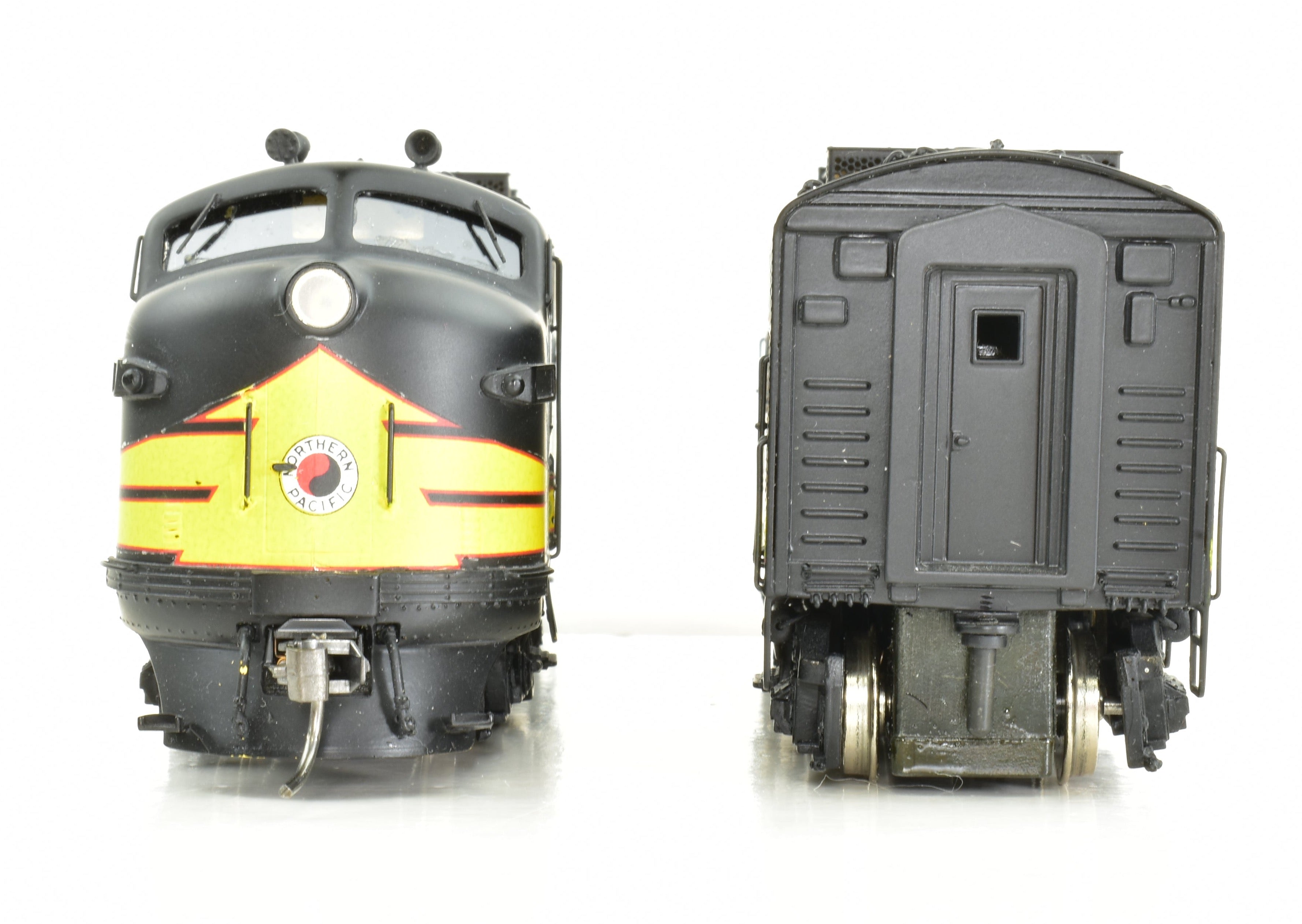 HO Scale Brass Hallmark Models NP - Northern Pacific EMC FT A/B Powered Factory - Painted Set