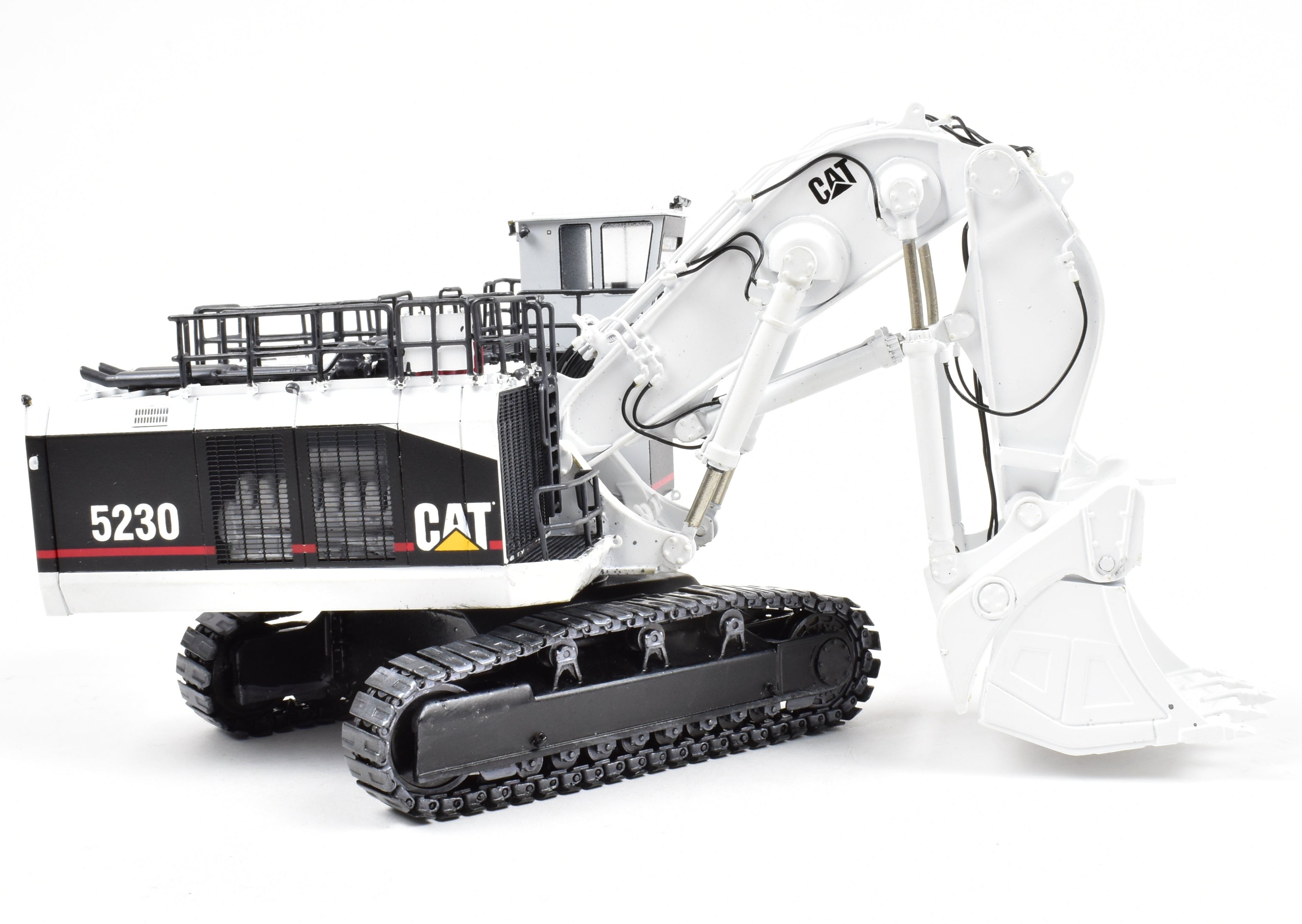 High - Quality HO Scale Brass Construction Caterpillar 5230 Front Shovel Mining Model in Classic White Color for Collectors