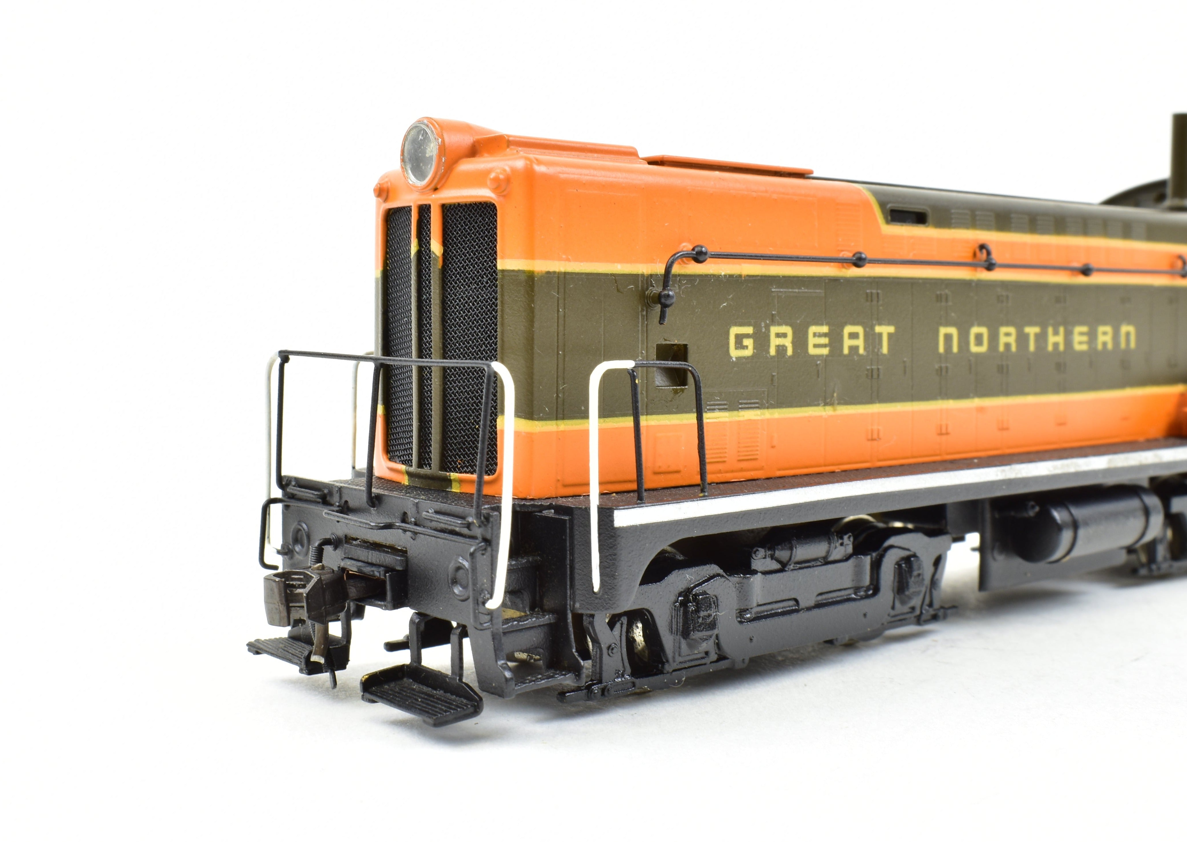 HO Scale Brass Hallmark Models GN - Great Northern Baldwin VO - 1000 Diesel Switcher Professionally Painted Model Train