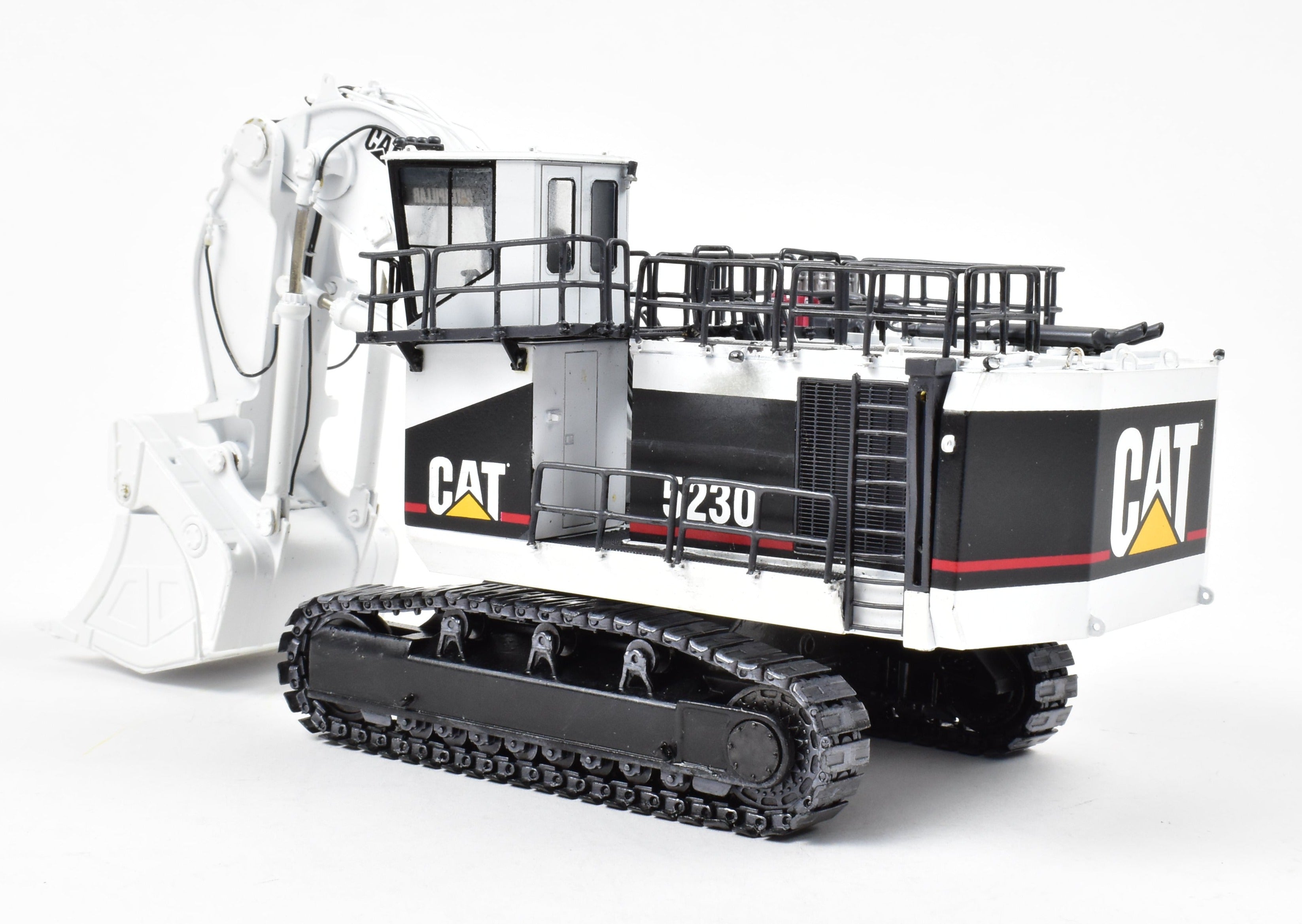 High - Quality HO Scale Brass Construction Caterpillar 5230 Front Shovel Mining Model in Classic White Color for Collectors
