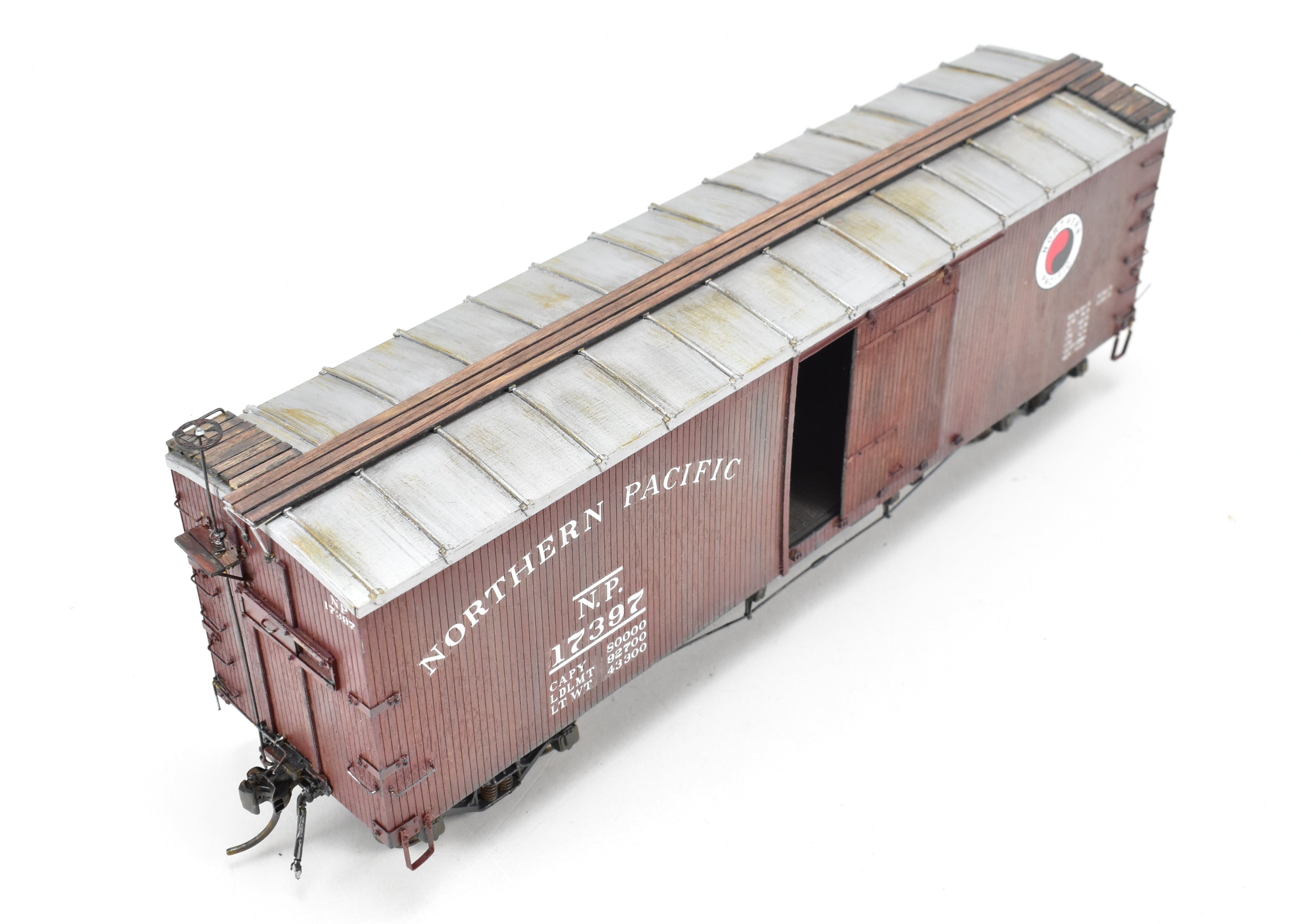O Scale Pro - Built & Painted Northern Pacific 40' Truss Rod Boxcar Kit 403220