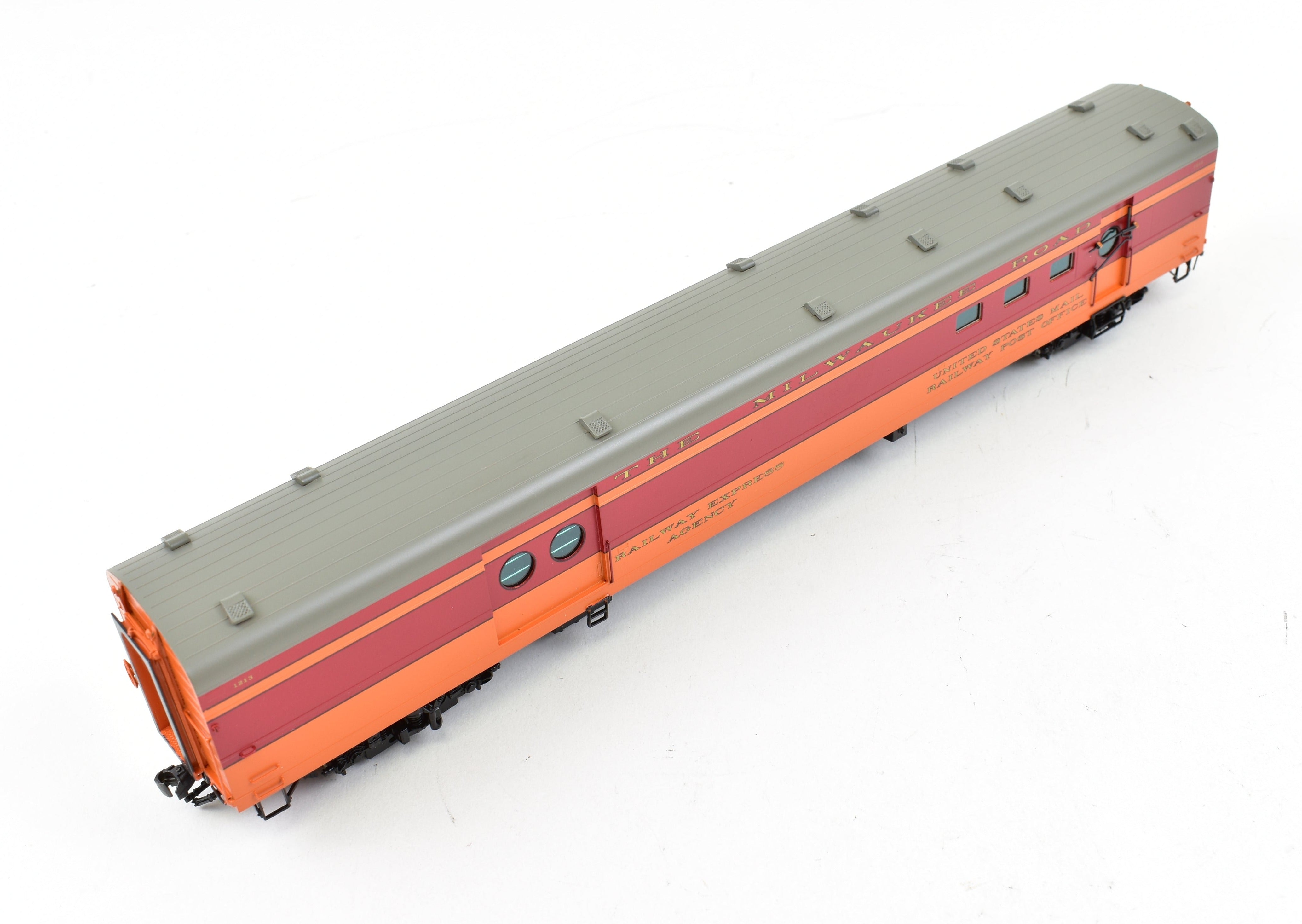 High - Quality HO Scale Brass Railway Classics Milwaukee Road Mail Express Car, Factory - Painted with Road Number 1213 from the 1948 Hiawatha Scheme