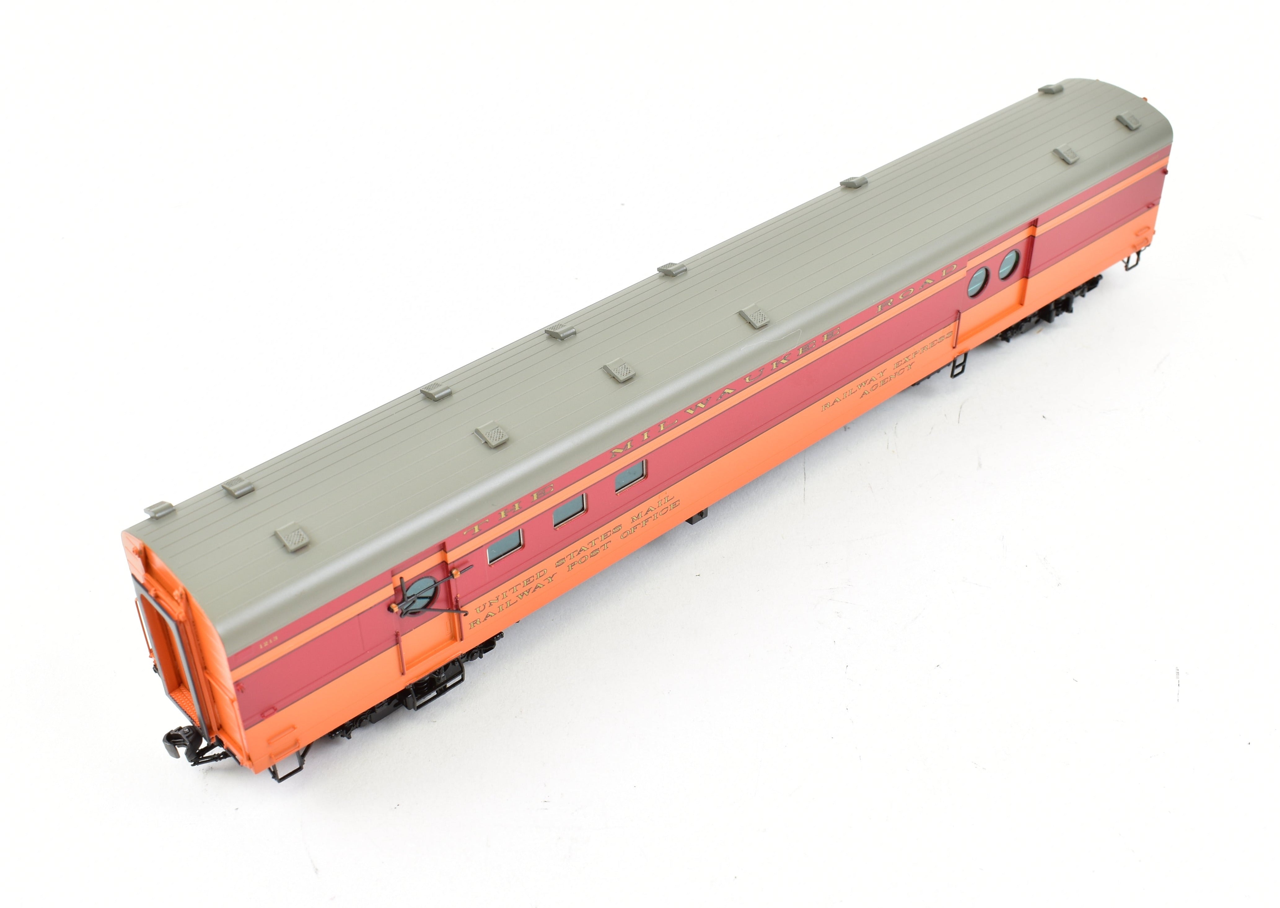 High - Quality HO Scale Brass Railway Classics Milwaukee Road Mail Express Car, Factory - Painted with Road Number 1213 from the 1948 Hiawatha Scheme