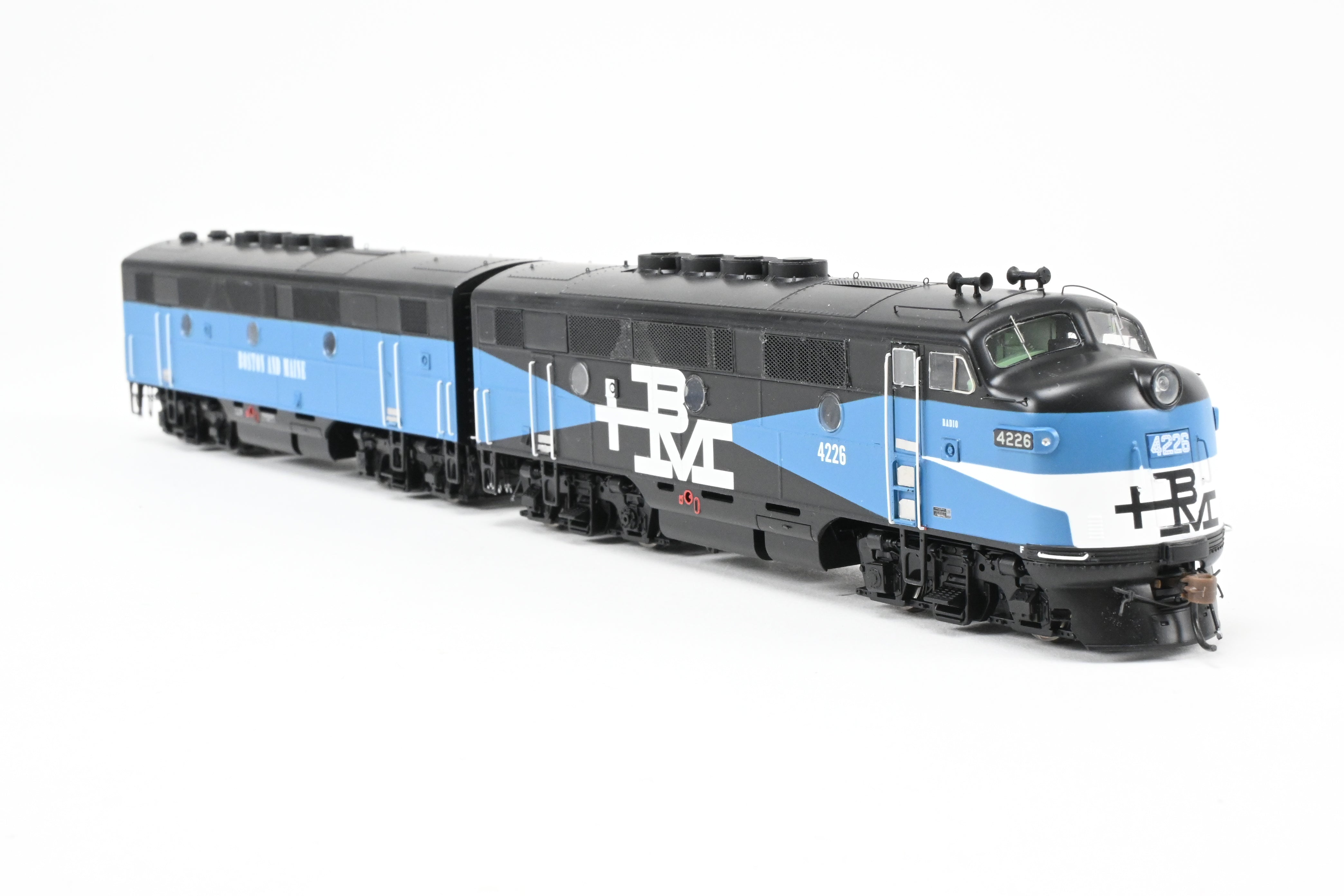 Athearn Genesis B&M Boston & Maine EMD F2-A/F2-B Passenger Set with Tsunami2 DCC & Sound