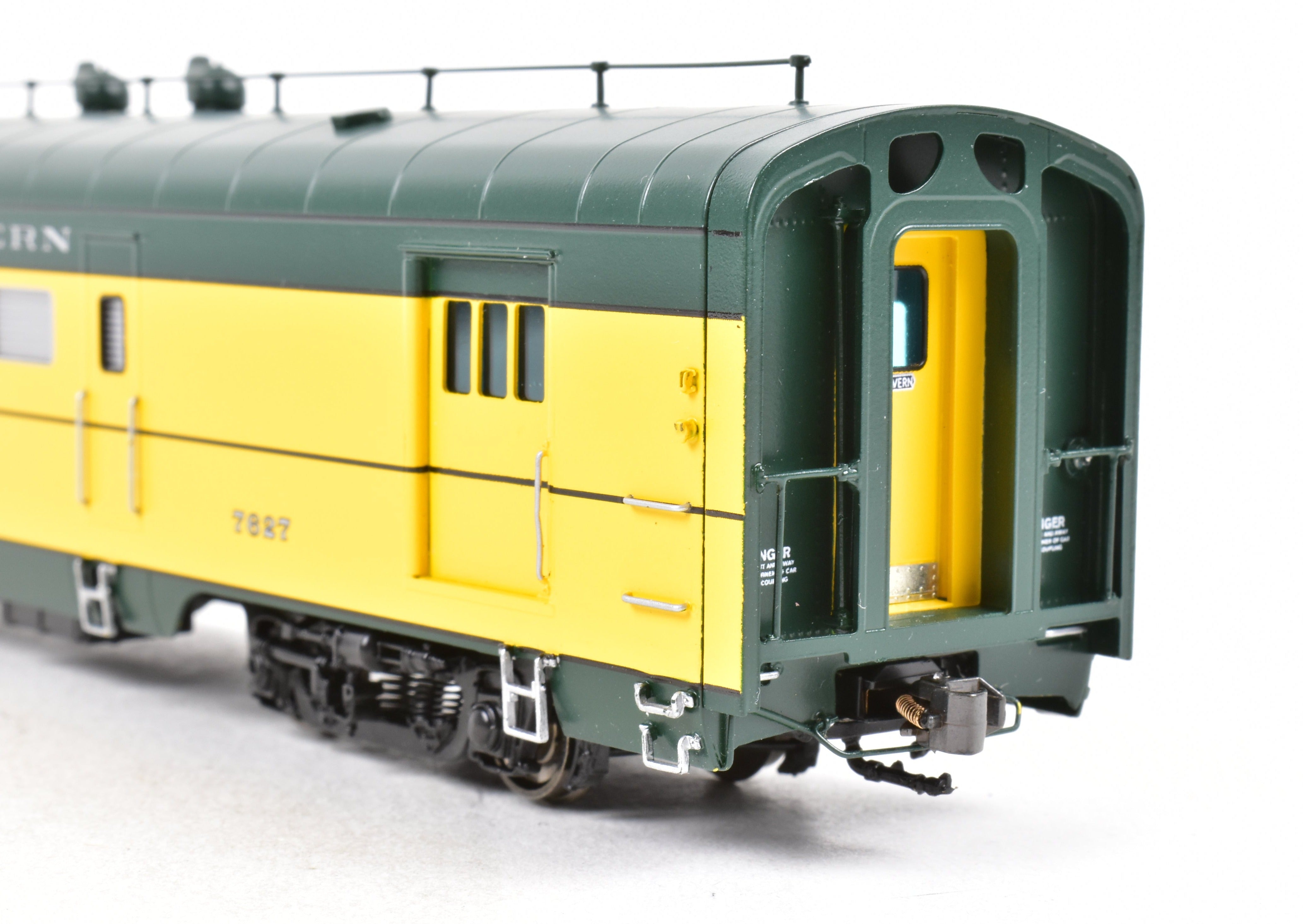 HO Scale Brass Railway Classics Model - Chicago and North Western 400 Baggage Cafe Lounge Car FP, Featuring Road Number 7627