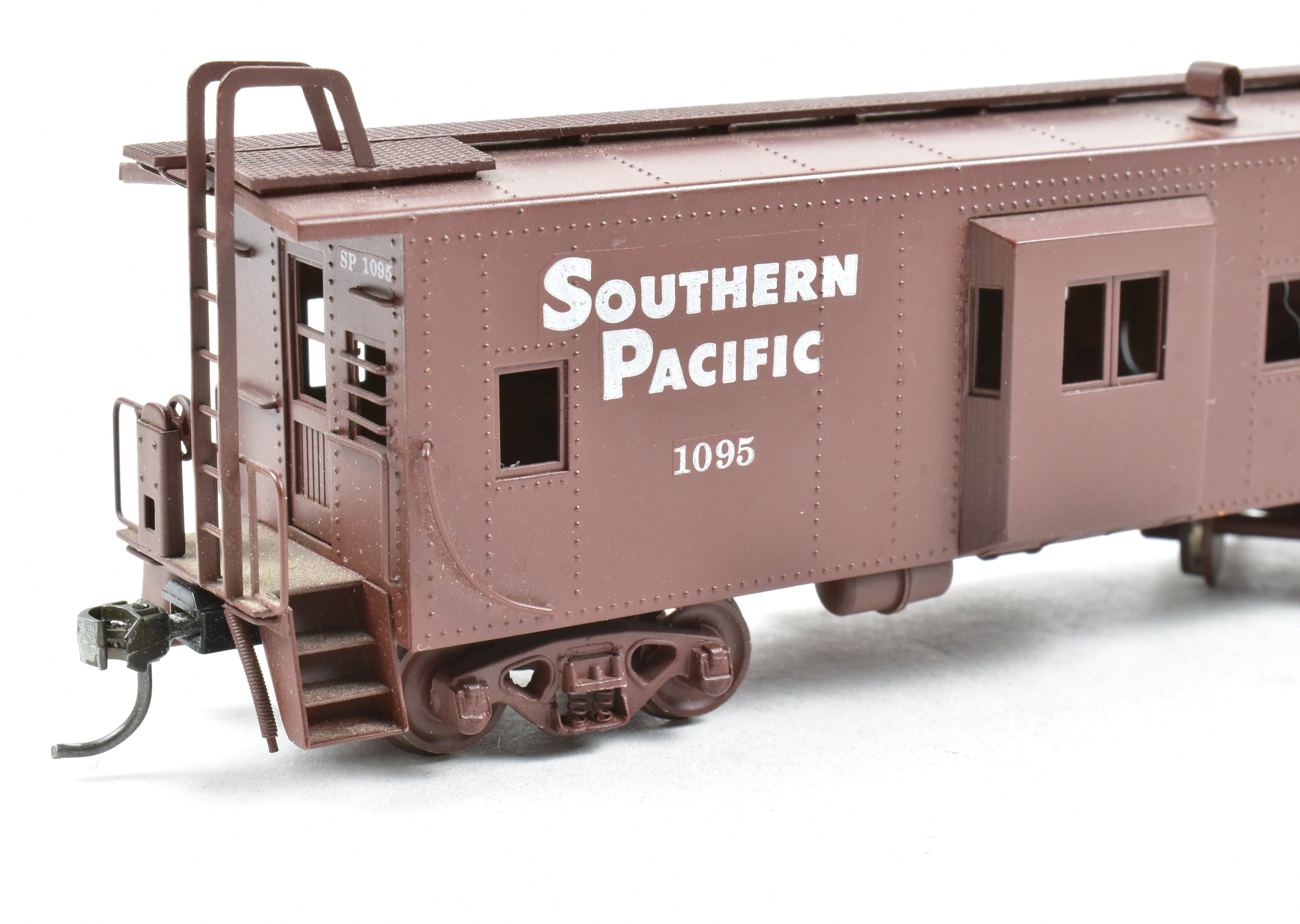 High - Quality HO Scale Brass Custom - Painted Southern Pacific Bay Window Caboose Model by Trains Inc.