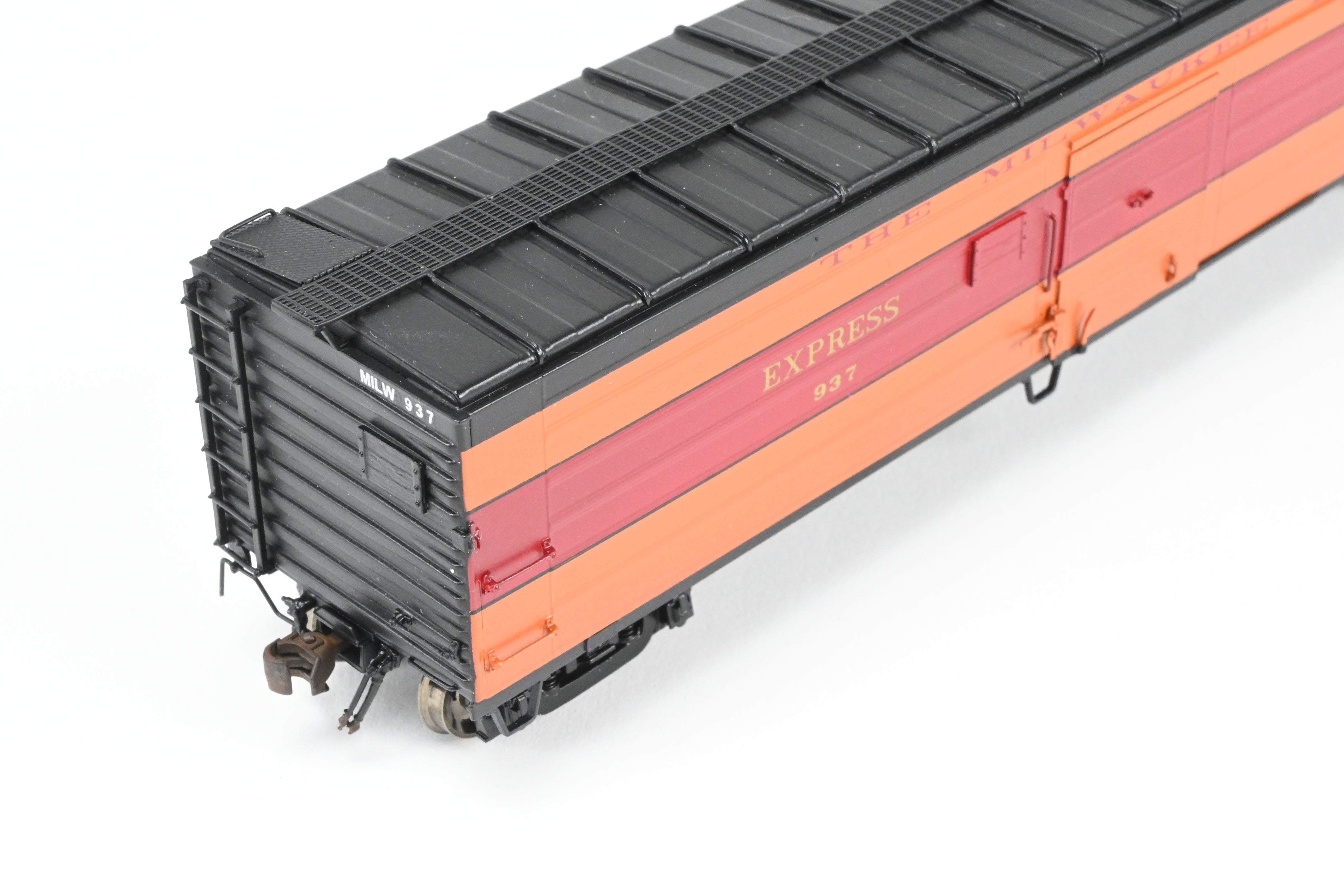HO Scale Brass Model Railway Classics Milwaukee Road (MILW) 50-Foot Passenger Express Boxcar Factory Painted in 1952 Hiawatha Scheme with Road Number #937