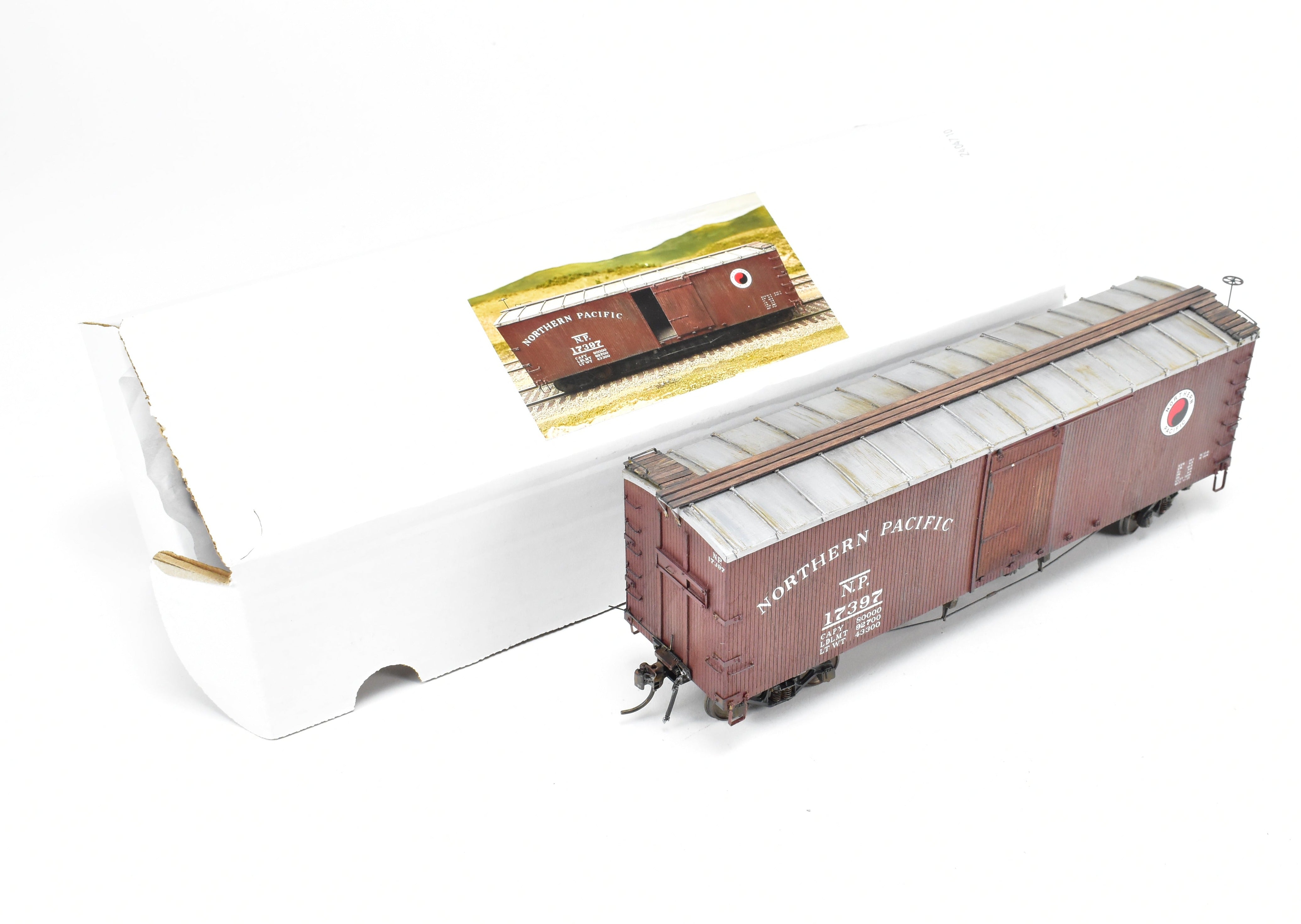 O Scale Pro - Built & Painted Northern Pacific 40' Truss Rod Boxcar Kit 403220
