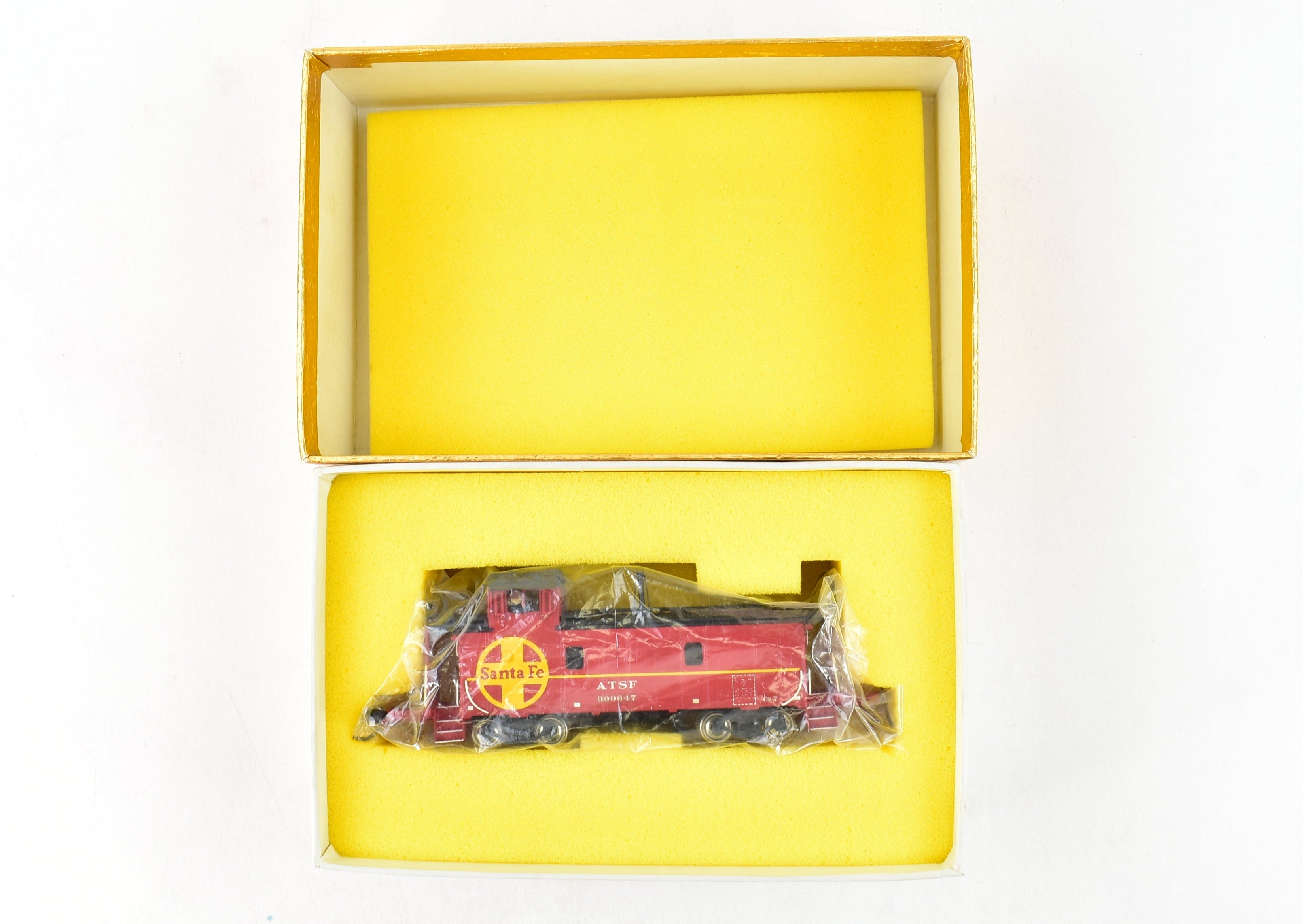 HO Scale Brass Oriental Limited ATSF - Santa Fe Modern Style Peaked Roof Caboose with Factory Painting for Model Trains