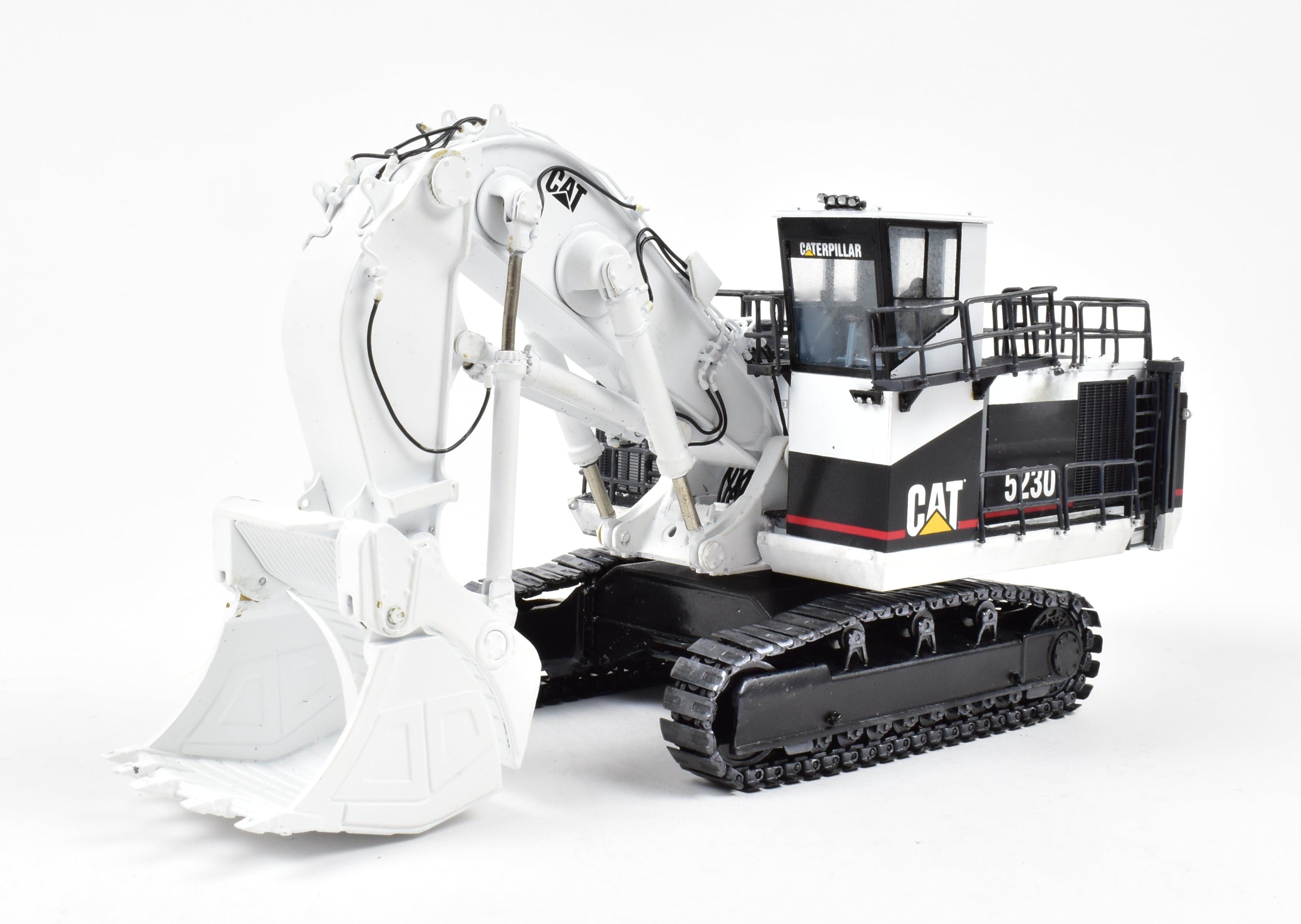 High - Quality HO Scale Brass Construction Caterpillar 5230 Front Shovel Mining Model in Classic White Color for Collectors