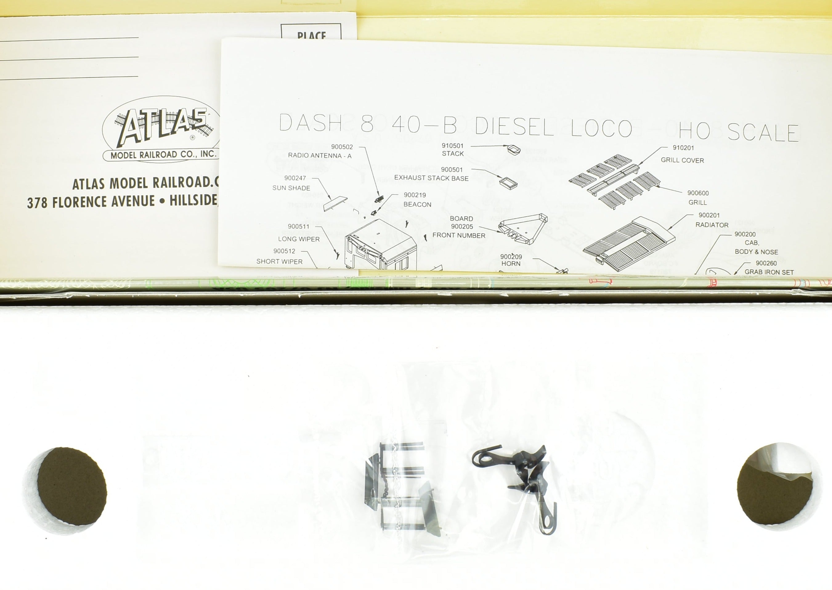 HO Scale Atlas Master Series Cotton Belt GE Dash 8 - 40B Model Train Locomotive No. 8057