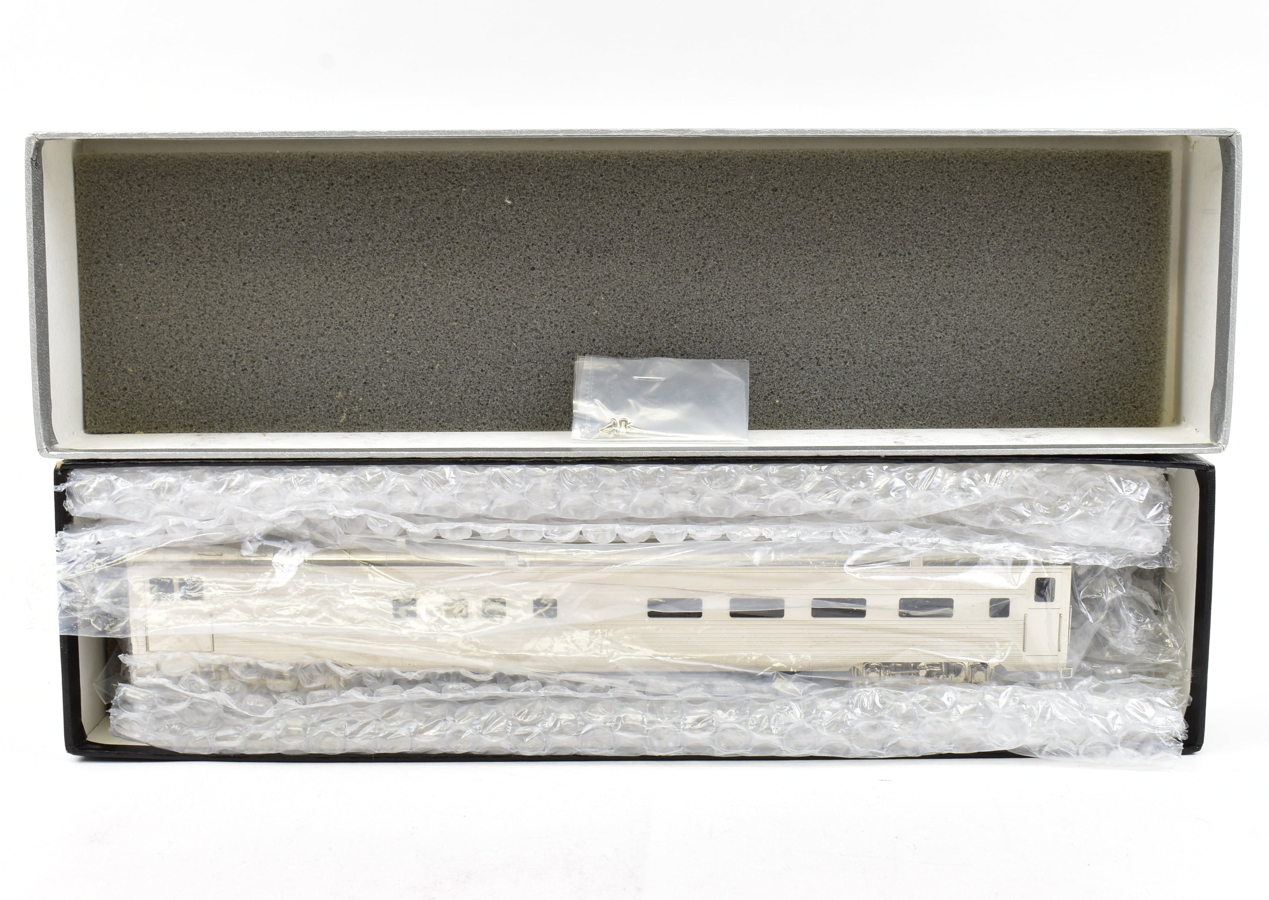HO Brass Hallmark ATSF - Santa Fe 3482 Baggage Dorm Lounge Model with Spare Parts
