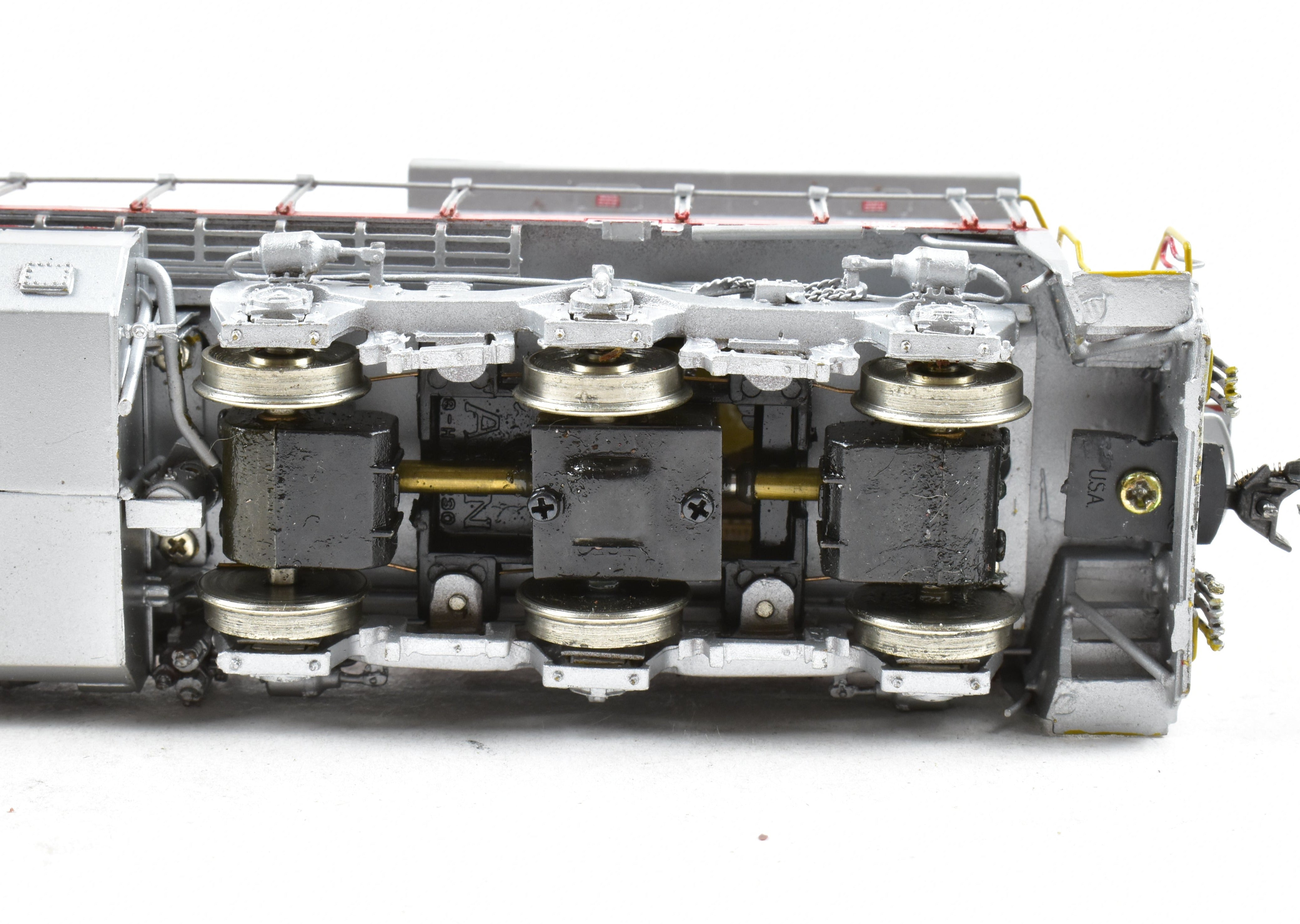 HO Scale Brass Model Train - Overland Models Inc. (OMI) AT&SF - Santa Fe Dash 8 - 40CW Gullwing Cab Locomotive with Custom Painting