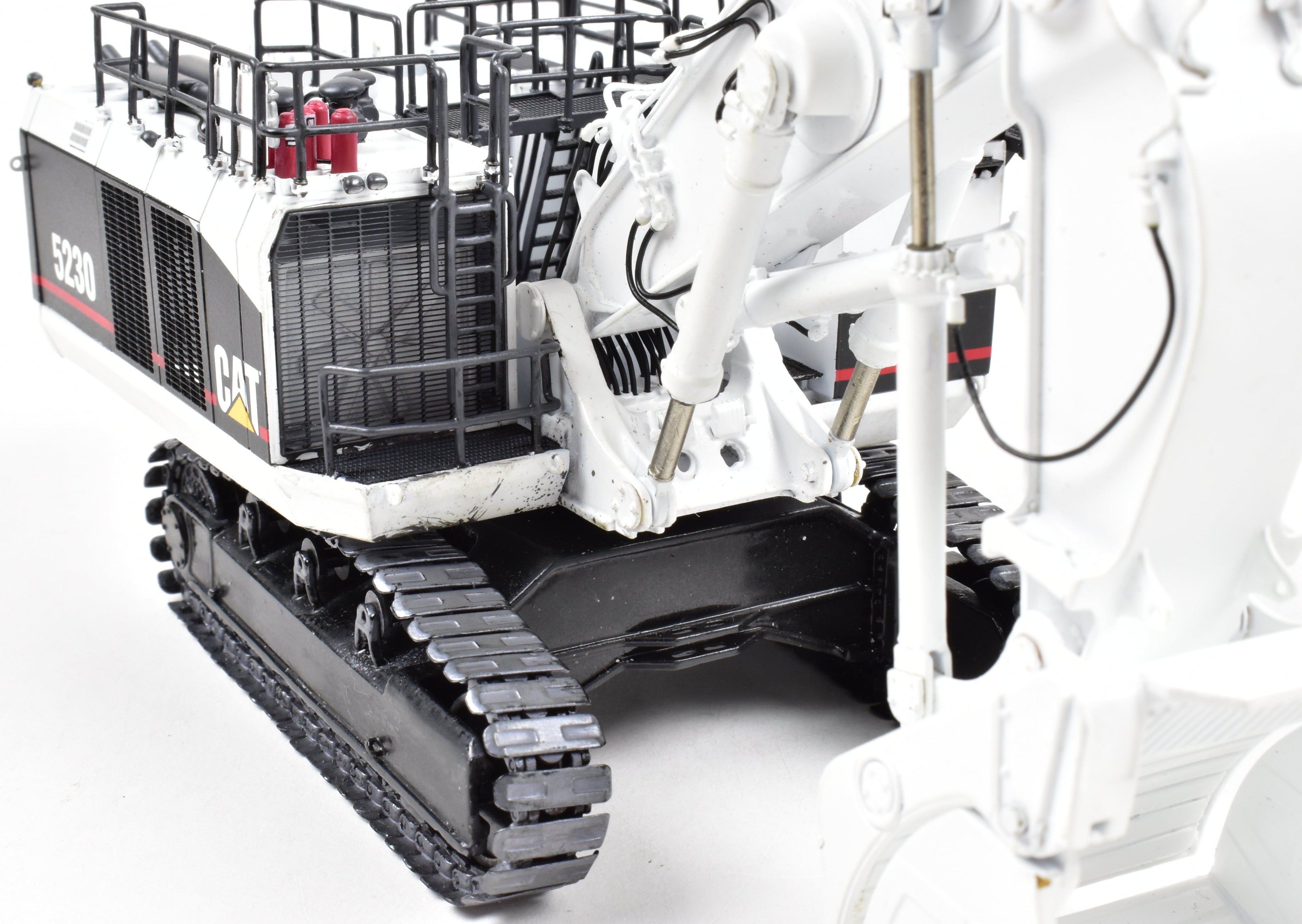 High - Quality HO Scale Brass Construction Caterpillar 5230 Front Shovel Mining Model in Classic White Color for Collectors