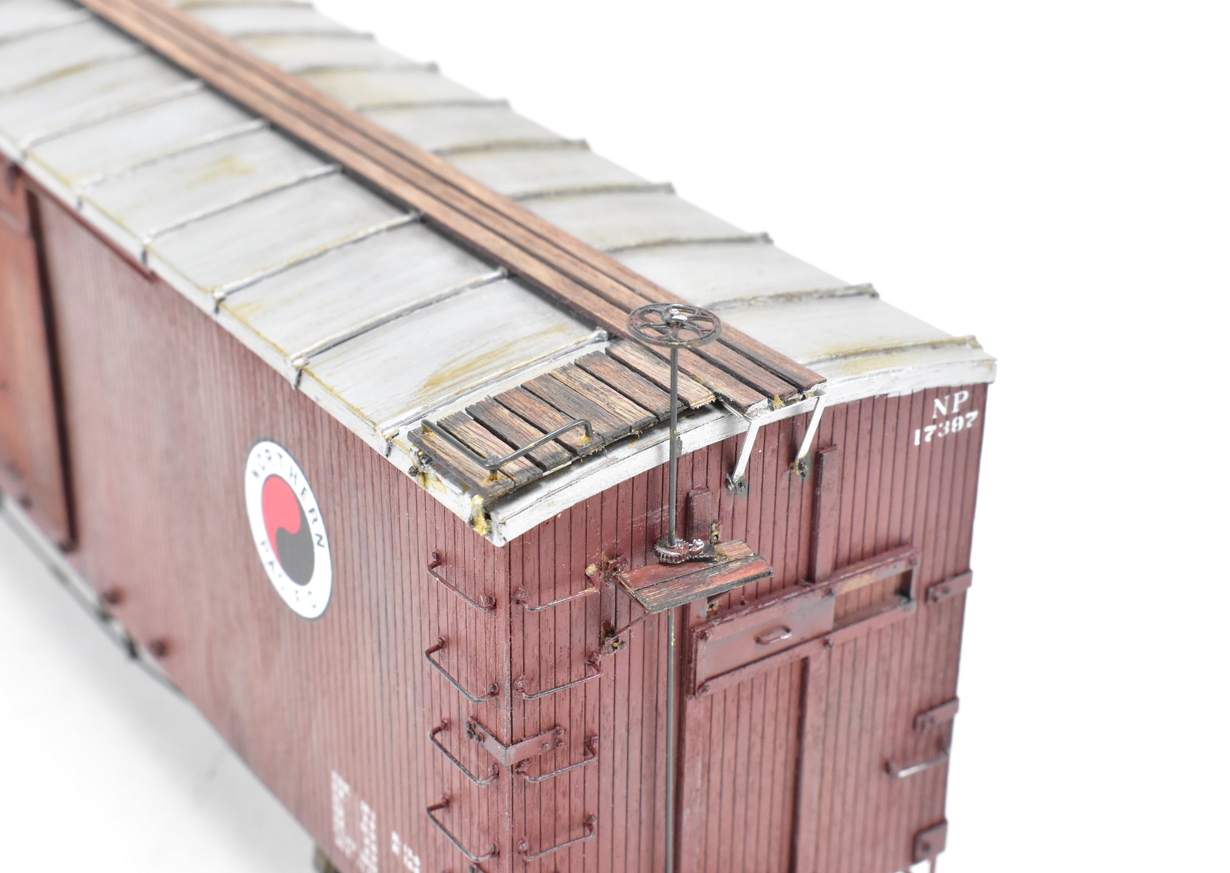 O Scale Pro - Built & Painted Northern Pacific 40' Truss Rod Boxcar Kit 403220