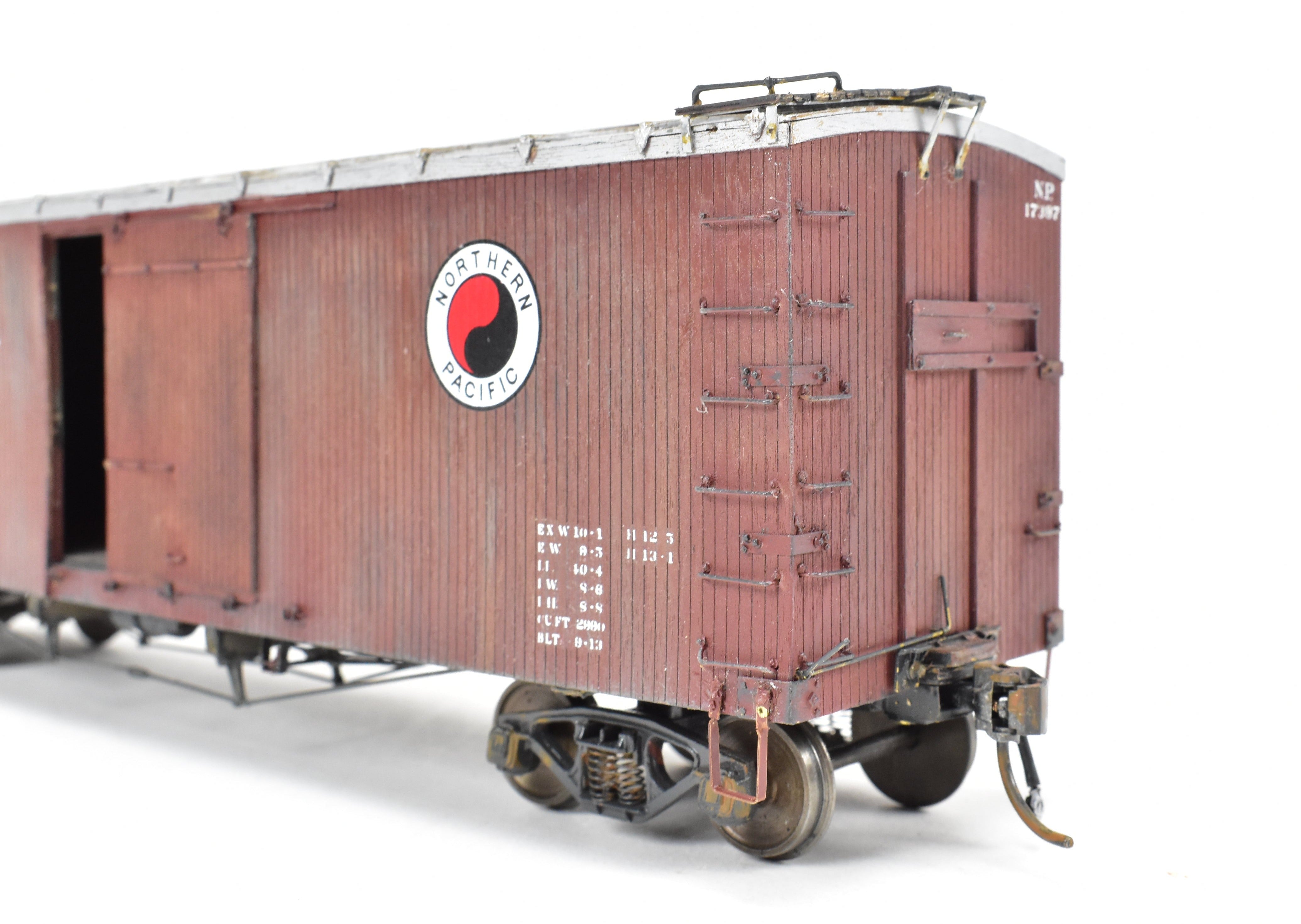O Scale Pro - Built & Painted Northern Pacific 40' Truss Rod Boxcar Kit 403220