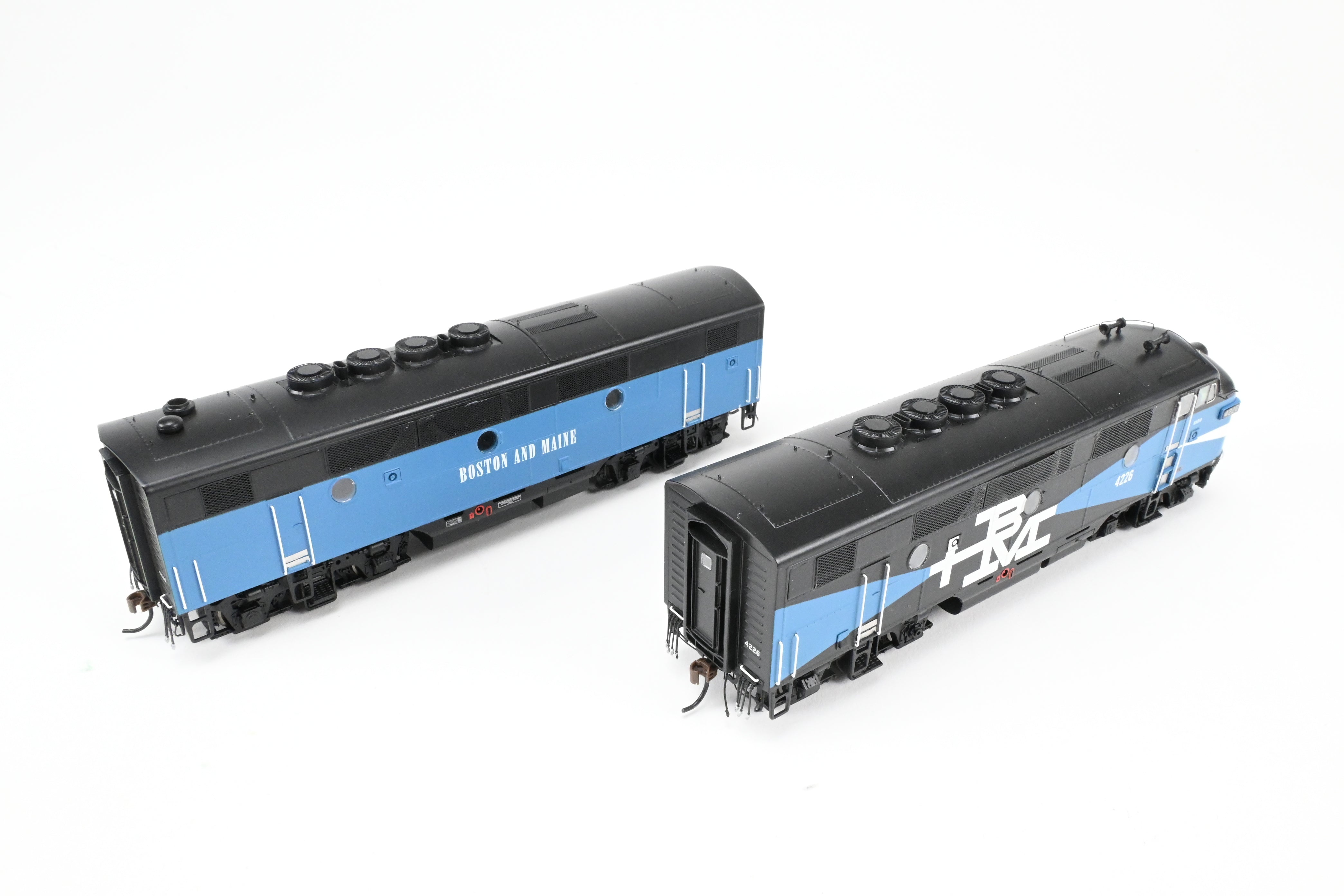 Athearn Genesis B&M Boston & Maine EMD F2-A/F2-B Passenger Set with Tsunami2 DCC & Sound