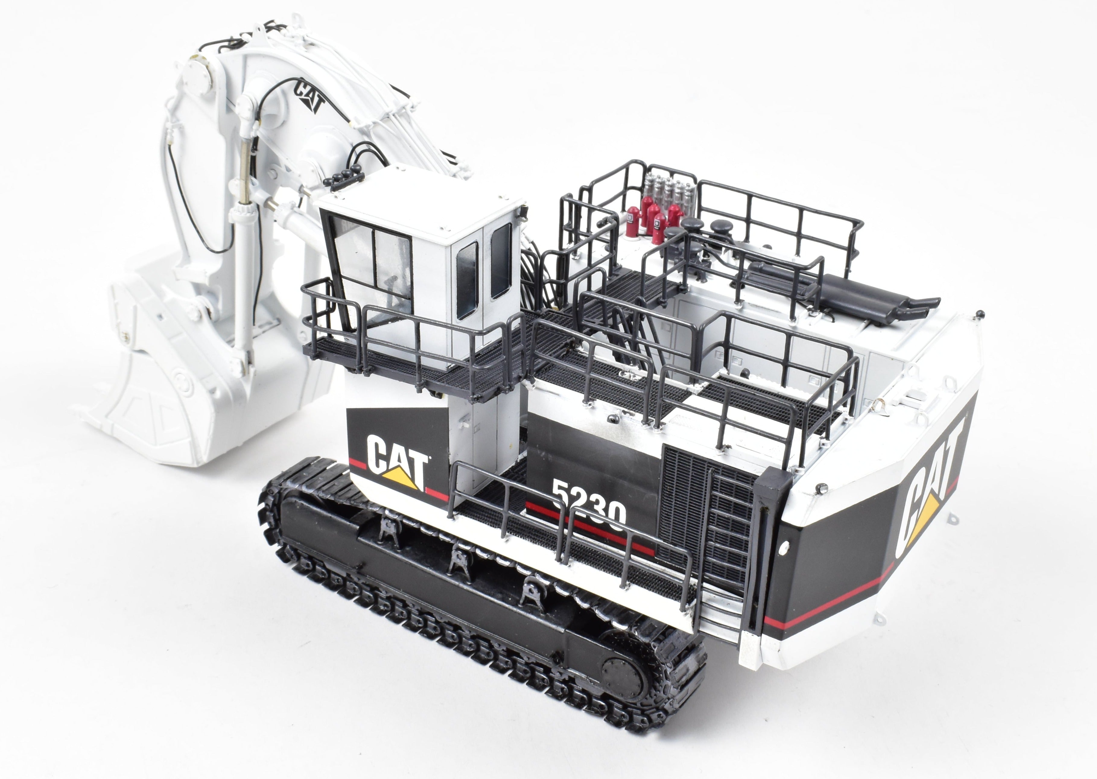 High - Quality HO Scale Brass Construction Caterpillar 5230 Front Shovel Mining Model in Classic White Color for Collectors