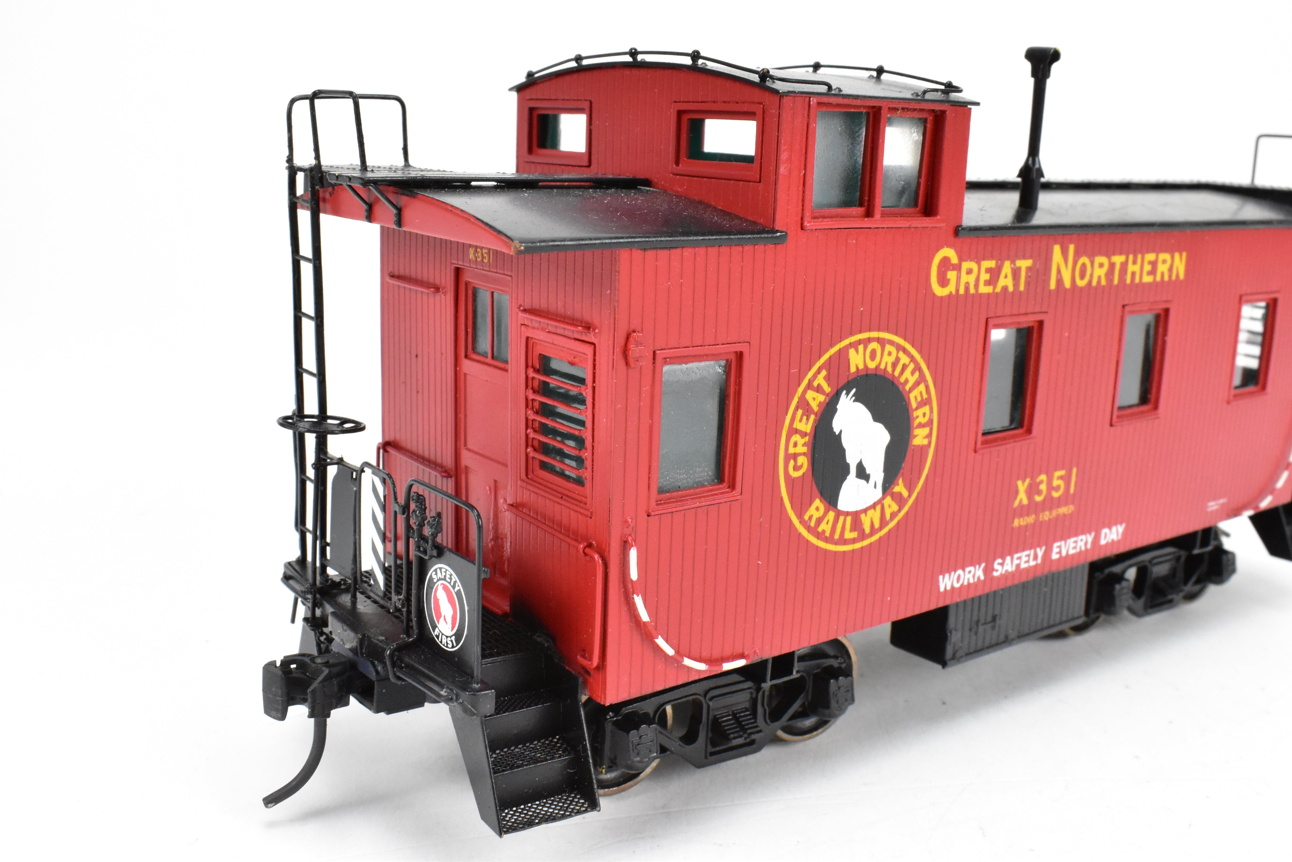 O Scale Oriental Limited Great Northern 25-Foot Wood Caboose CP #X351 with Slogan