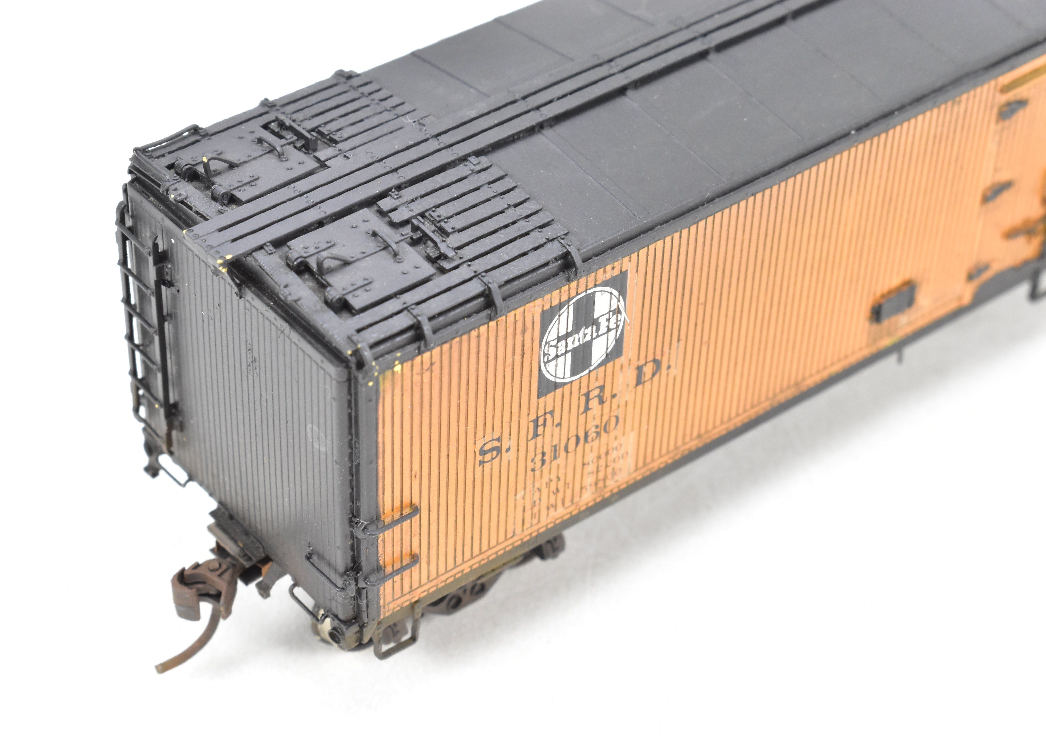 HO Scale Brass Model Train - Overland Models, Inc. ATSF - Santa Fe SFRD Rr - 10 Class 50 - Foot Ice Bunker Wood Refrigerator Car with Custom Weathering and Paint, Numbered 31060