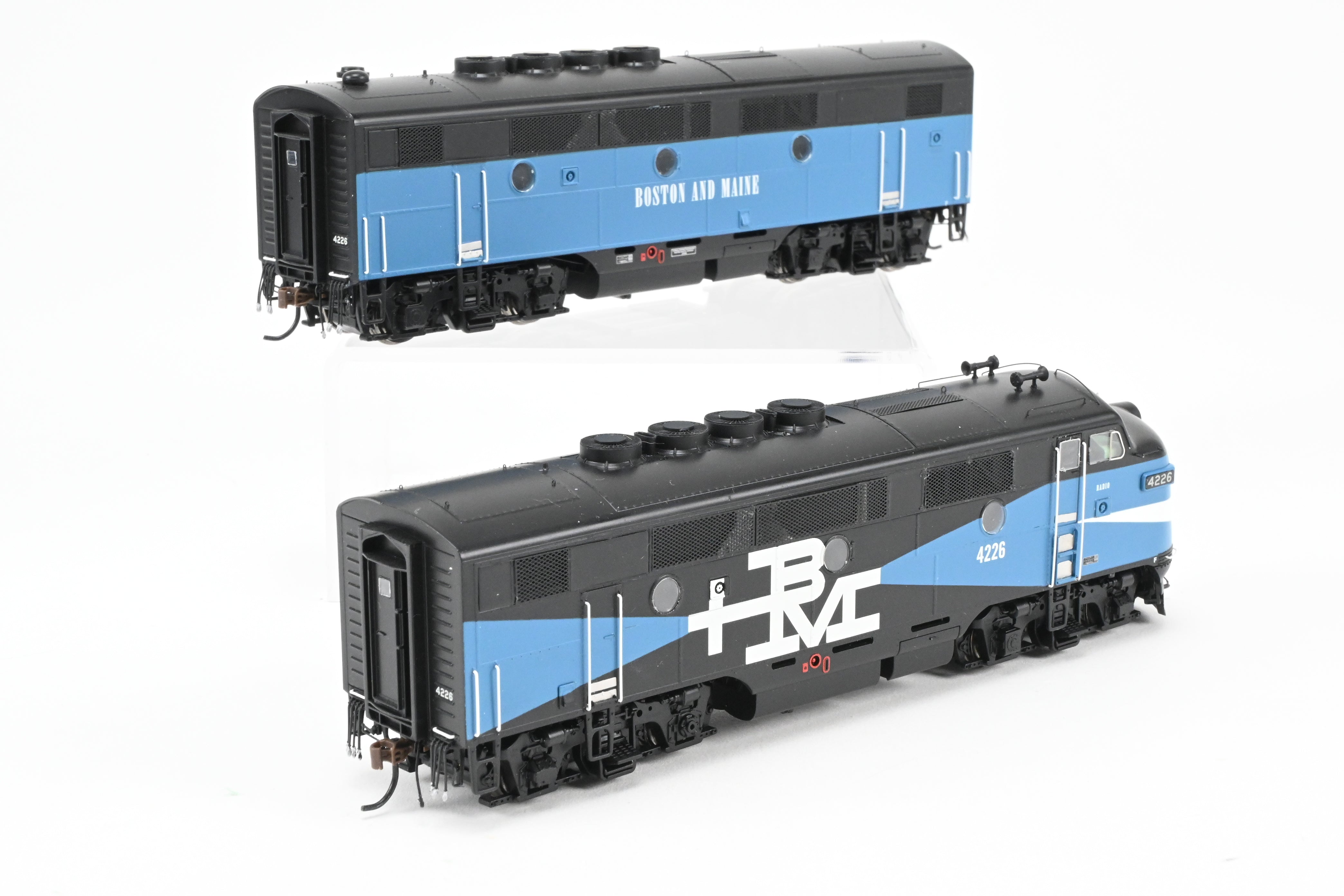 Athearn Genesis B&M Boston & Maine EMD F2-A/F2-B Passenger Set with Tsunami2 DCC & Sound
