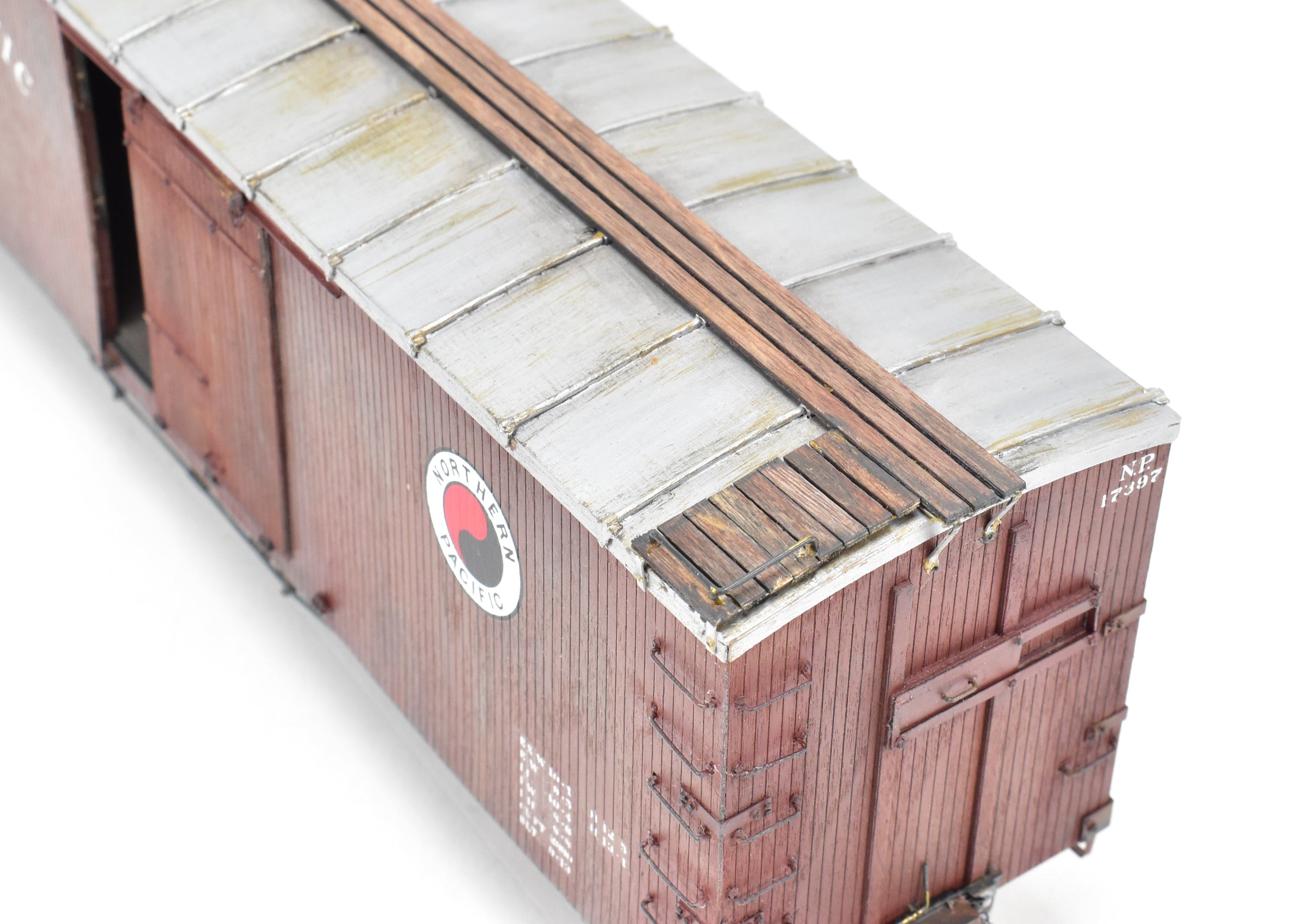 O Scale Pro - Built & Painted Northern Pacific 40' Truss Rod Boxcar Kit 403220