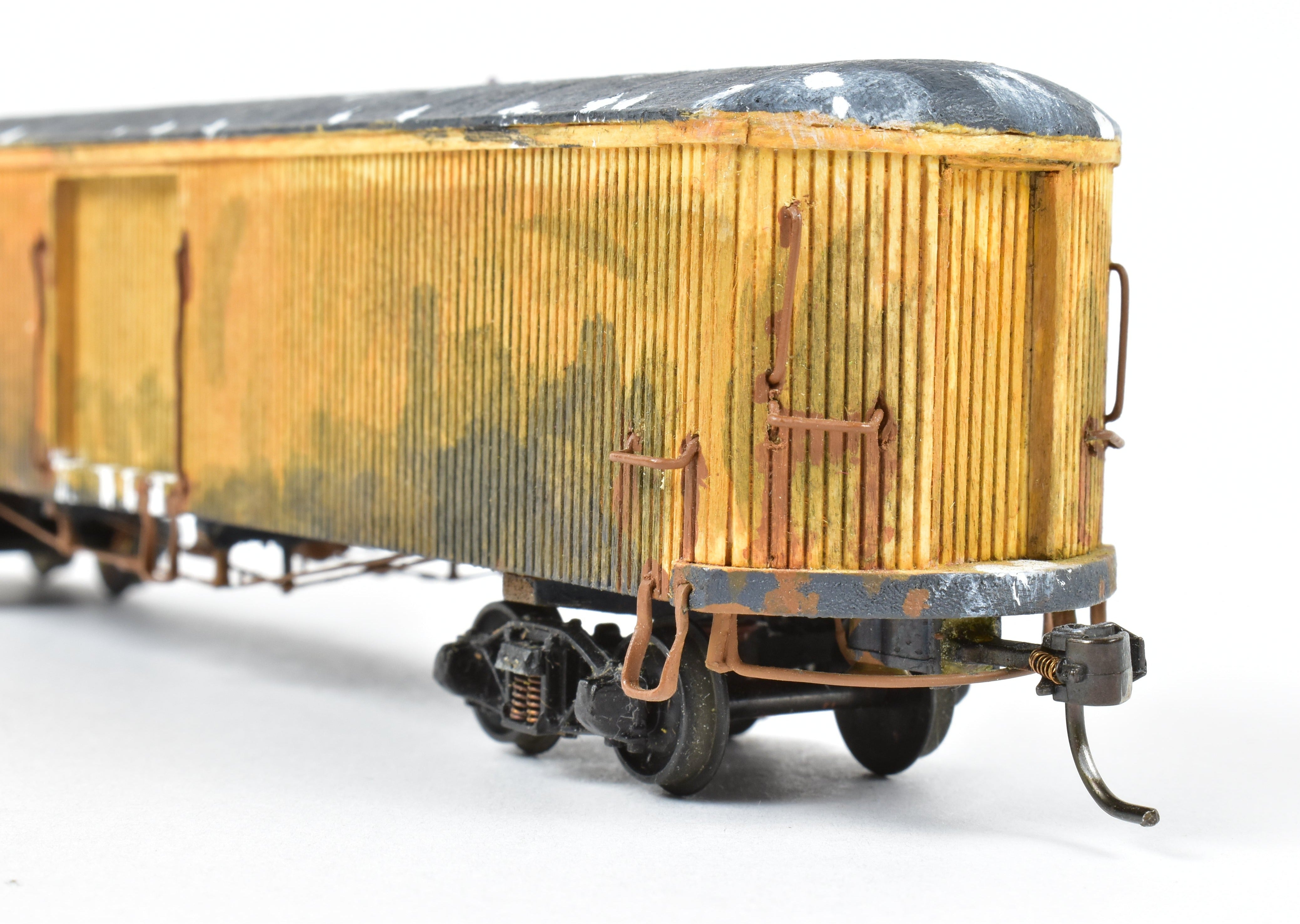 HO La Belle Woodworking Yellow #215 Fully Assembled Weathered Freight/Baggage Trailer