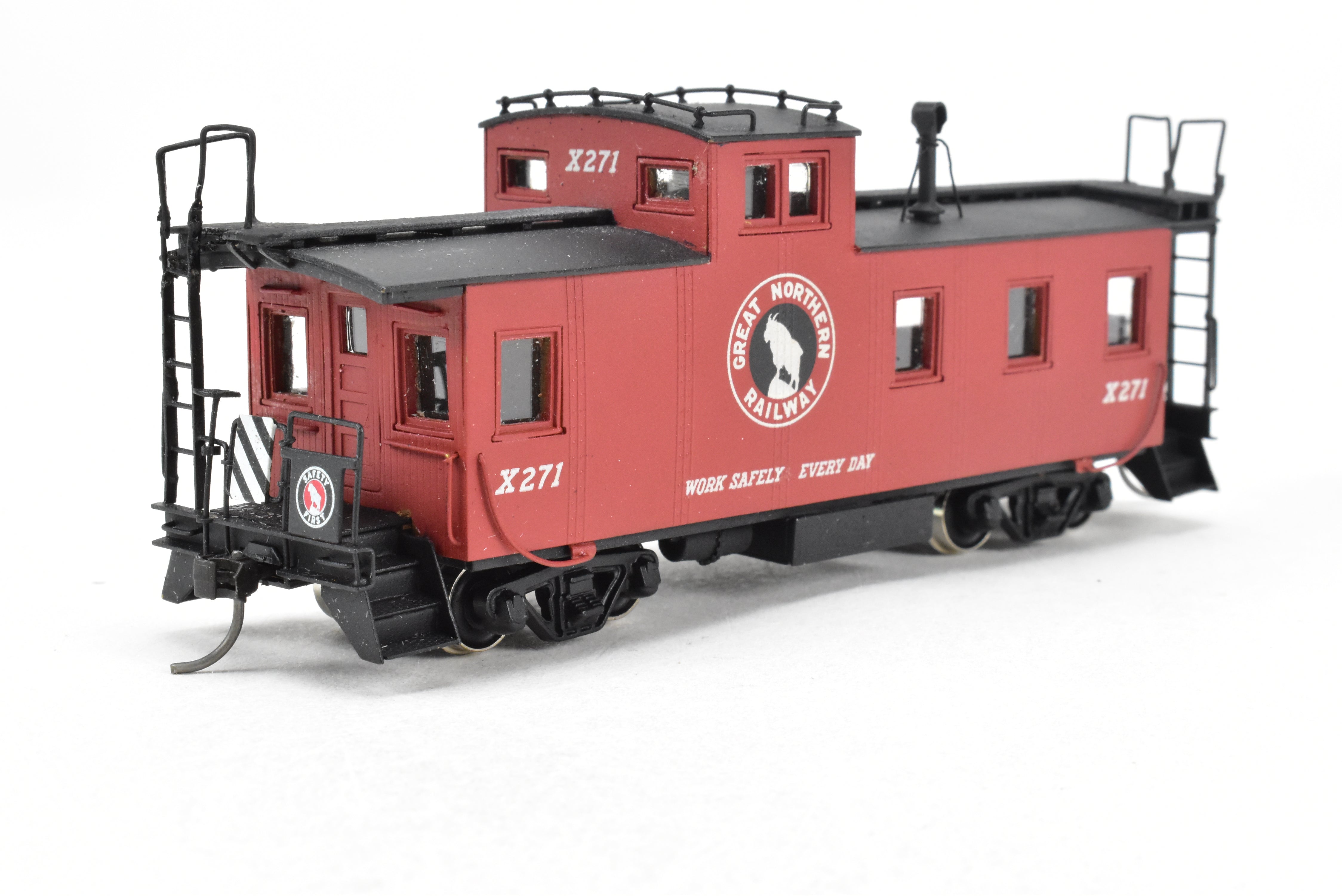 HO Scale Brass Model Train Caboose - OMI (Overland Models, Inc.) GN (Great Northern) 30 - Foot Plywood - Sheathed Caboose C/P X271
